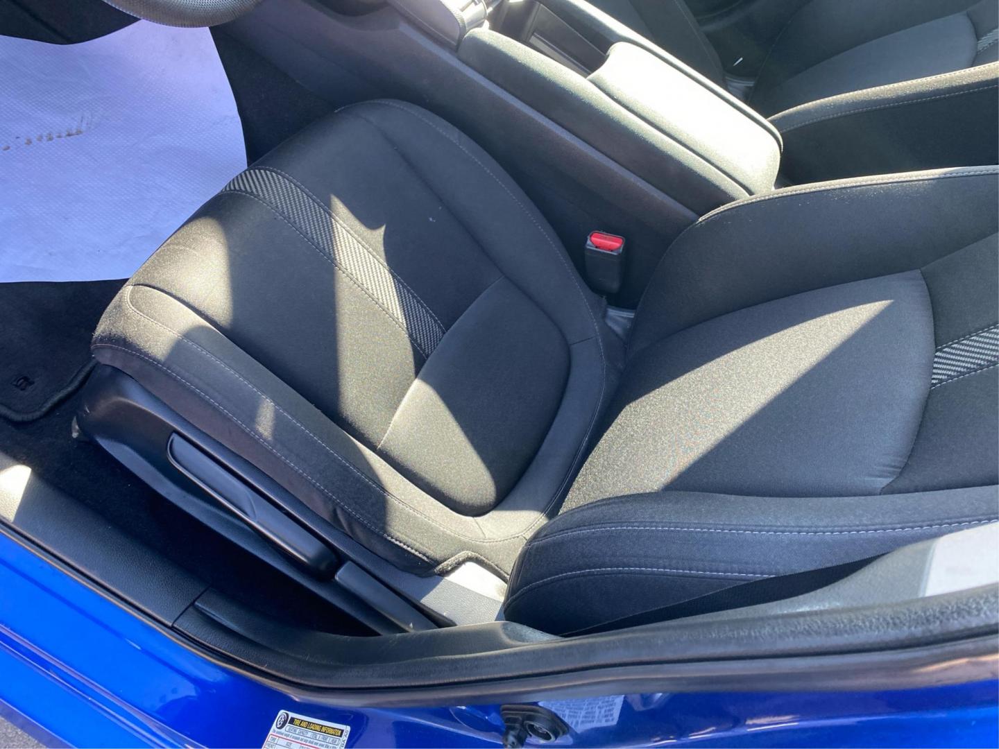 2018 BLUE HONDA CIVIC LX (19XFC2F55JE) with an 2.0L engine, Continuously Variable transmission, located at 908 SE 14th Street, Des Moines, IA, 50317, (515) 281-0330, 41.580303, -93.597046 - Photo#17