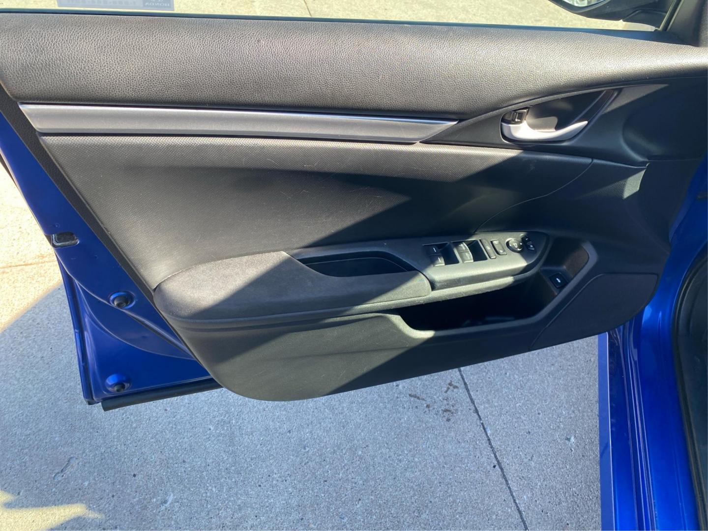 2018 BLUE HONDA CIVIC LX (19XFC2F55JE) with an 2.0L engine, Continuously Variable transmission, located at 908 SE 14th Street, Des Moines, IA, 50317, (515) 281-0330, 41.580303, -93.597046 - Photo#18