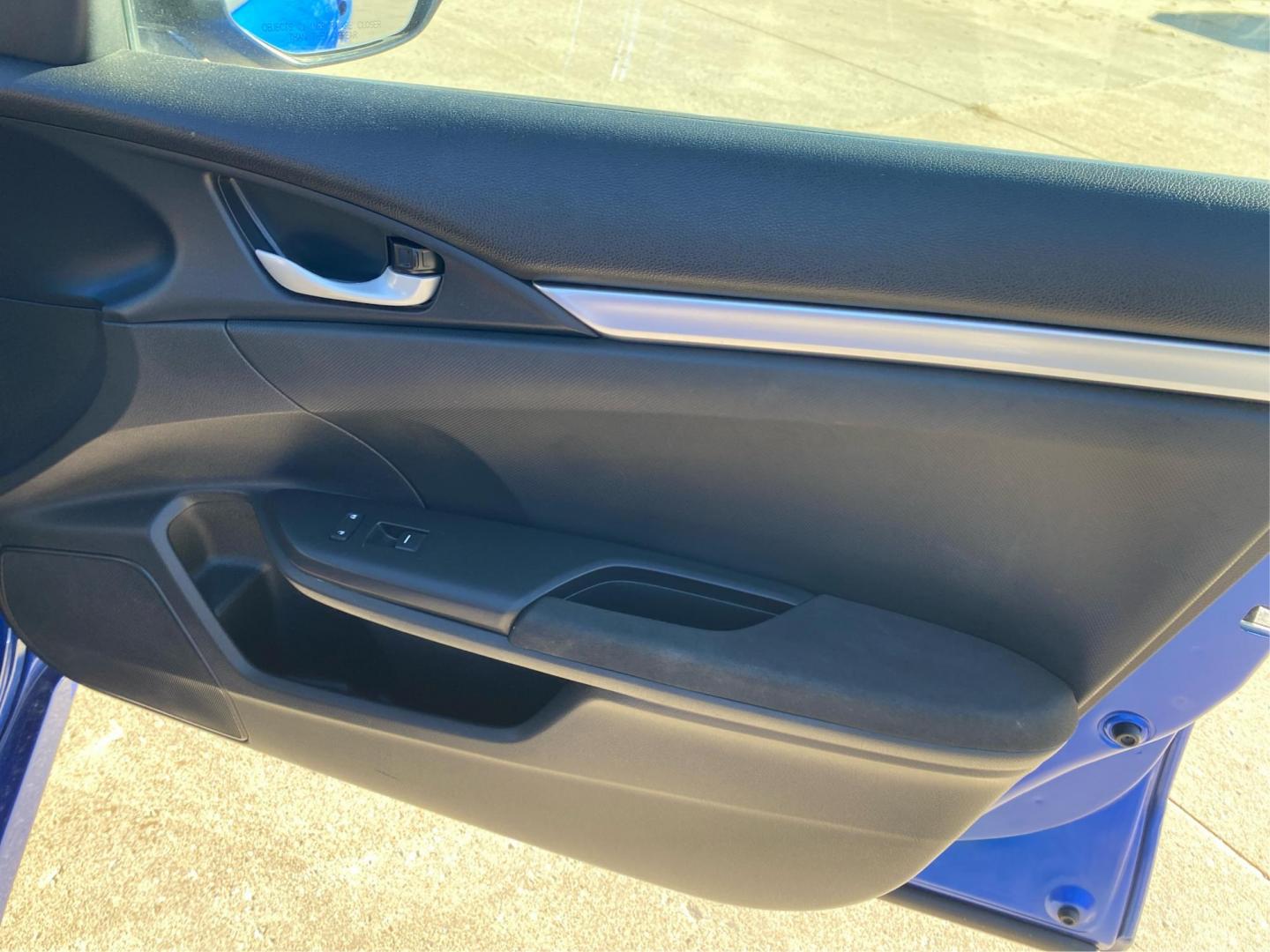 2018 BLUE HONDA CIVIC LX (19XFC2F55JE) with an 2.0L engine, Continuously Variable transmission, located at 908 SE 14th Street, Des Moines, IA, 50317, (515) 281-0330, 41.580303, -93.597046 - Photo#19