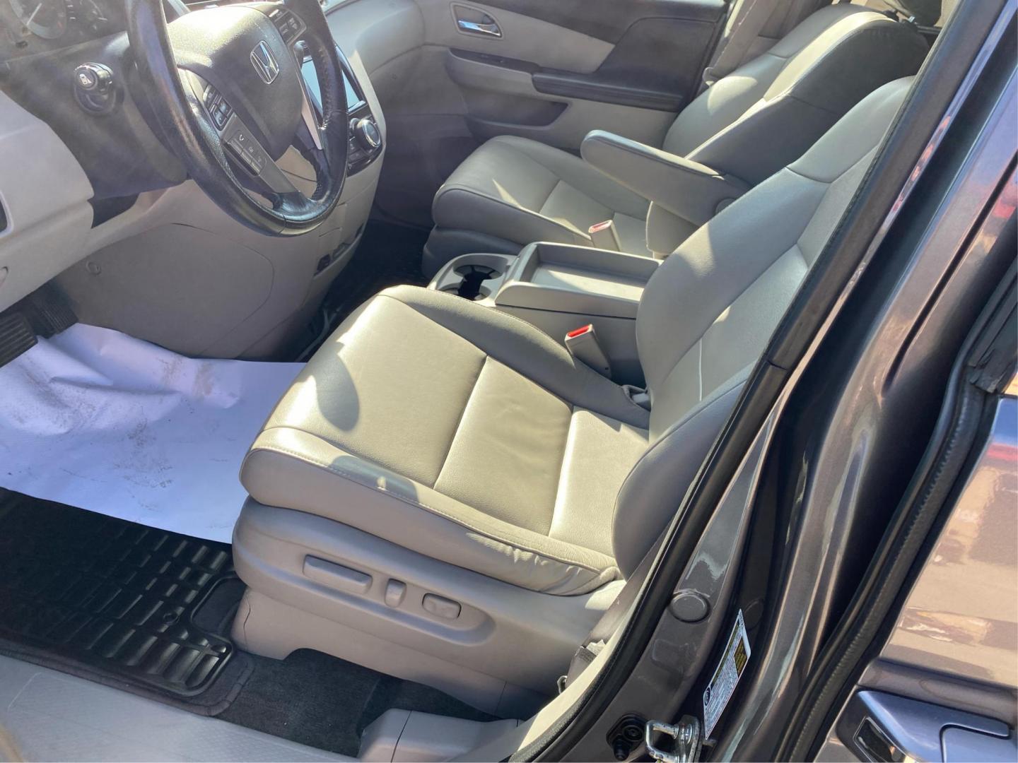 2016 GRAY HONDA ODYSSEY EXL (5FNRL5H68GB) with an 3.5L engine, Automatic transmission, located at 908 SE 14th Street, Des Moines, IA, 50317, (515) 281-0330, 41.580303, -93.597046 - Photo#8