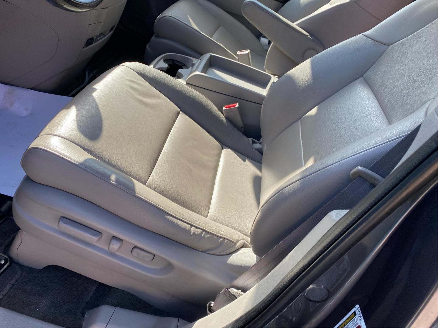 2016 GRAY HONDA ODYSSEY EXL (5FNRL5H68GB) with an 3.5L engine, Automatic transmission, located at 908 SE 14th Street, Des Moines, IA, 50317, (515) 281-0330, 41.580303, -93.597046 - Photo#18