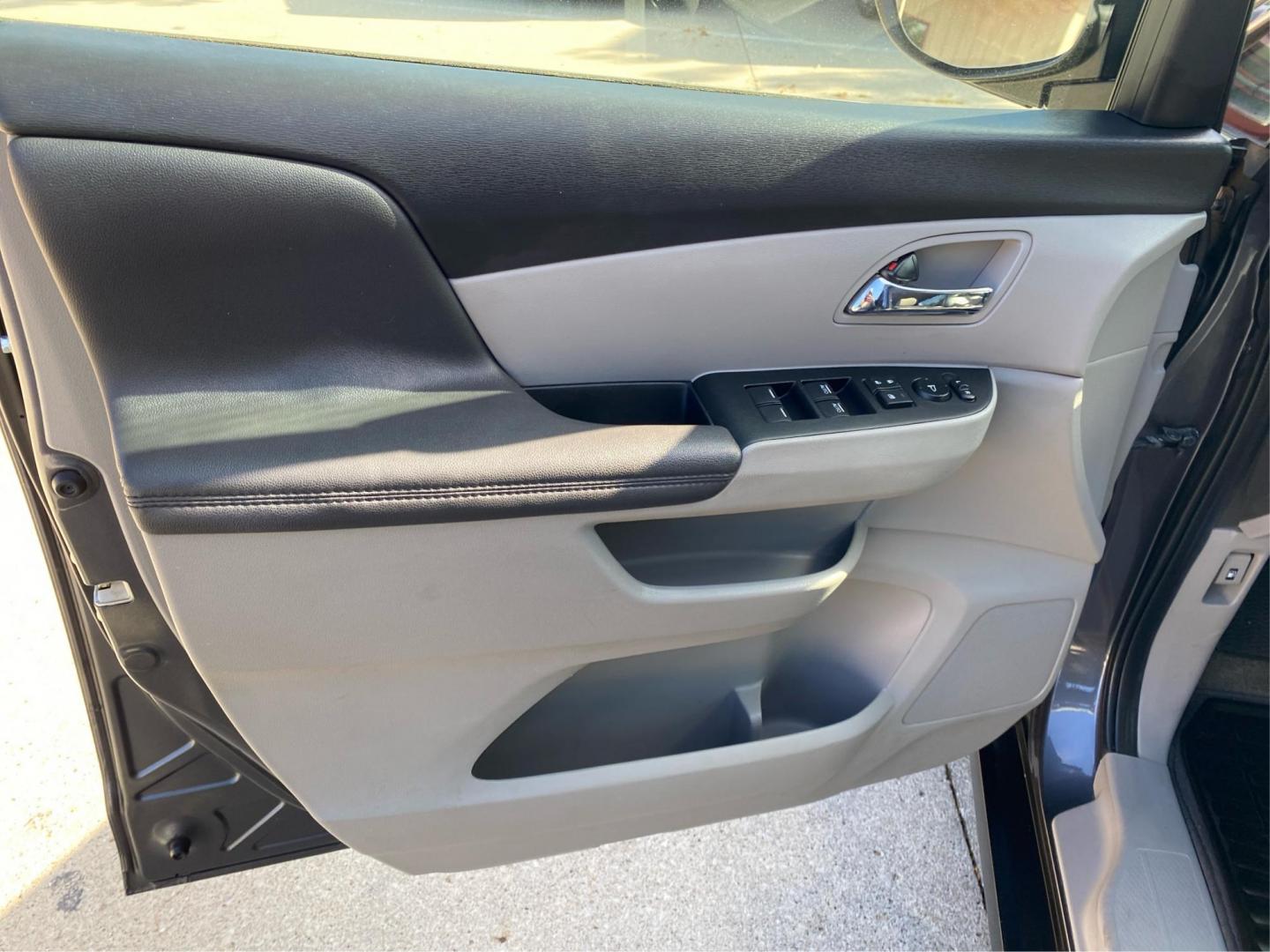 2016 GRAY HONDA ODYSSEY EXL (5FNRL5H68GB) with an 3.5L engine, Automatic transmission, located at 908 SE 14th Street, Des Moines, IA, 50317, (515) 281-0330, 41.580303, -93.597046 - Photo#19