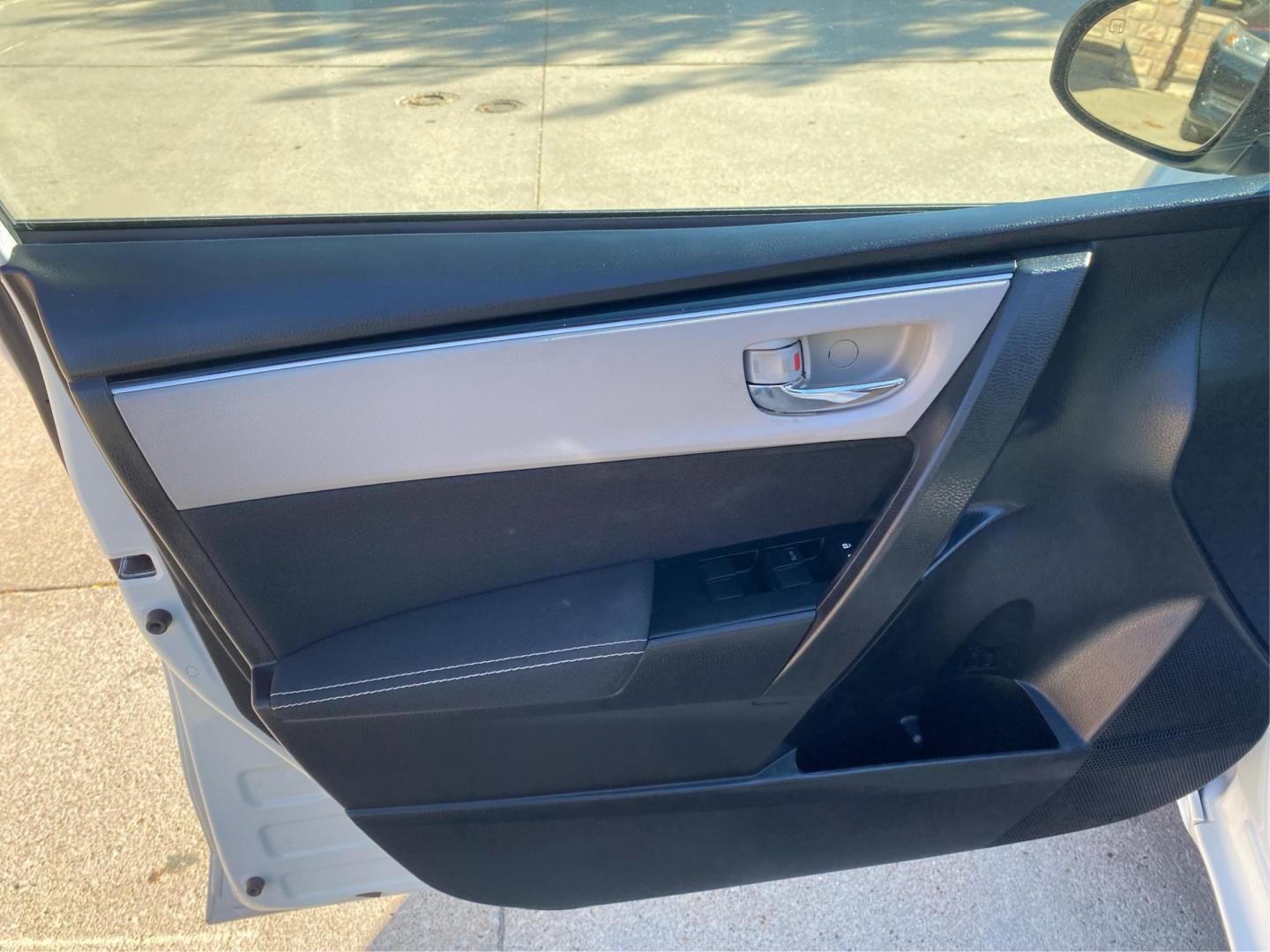 2018 WHITE TOYOTA COROLLA L (5YFBURHE5JP) with an 1.8L engine, Continuously Variable transmission, located at 908 SE 14th Street, Des Moines, IA, 50317, (515) 281-0330, 41.580303, -93.597046 - Photo#19