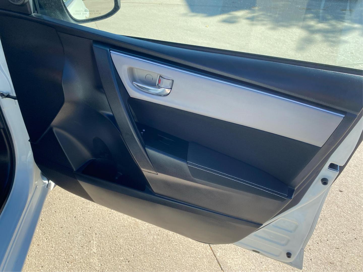 2018 WHITE TOYOTA COROLLA L (5YFBURHE5JP) with an 1.8L engine, Continuously Variable transmission, located at 908 SE 14th Street, Des Moines, IA, 50317, (515) 281-0330, 41.580303, -93.597046 - Photo#20