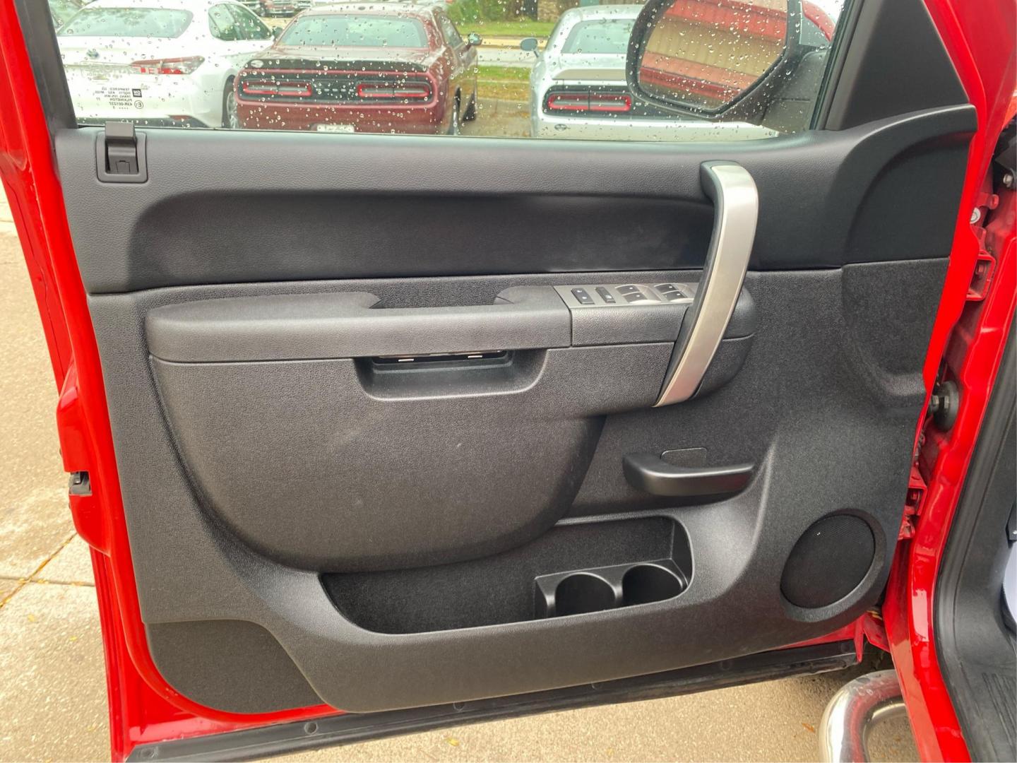 2013 RED CHEVROLET SILVERADO 1500 LT (3GCPKSE76DG) with an 5.3L engine, Automatic transmission, located at 908 SE 14th Street, Des Moines, IA, 50317, (515) 281-0330, 41.580303, -93.597046 - Photo#18