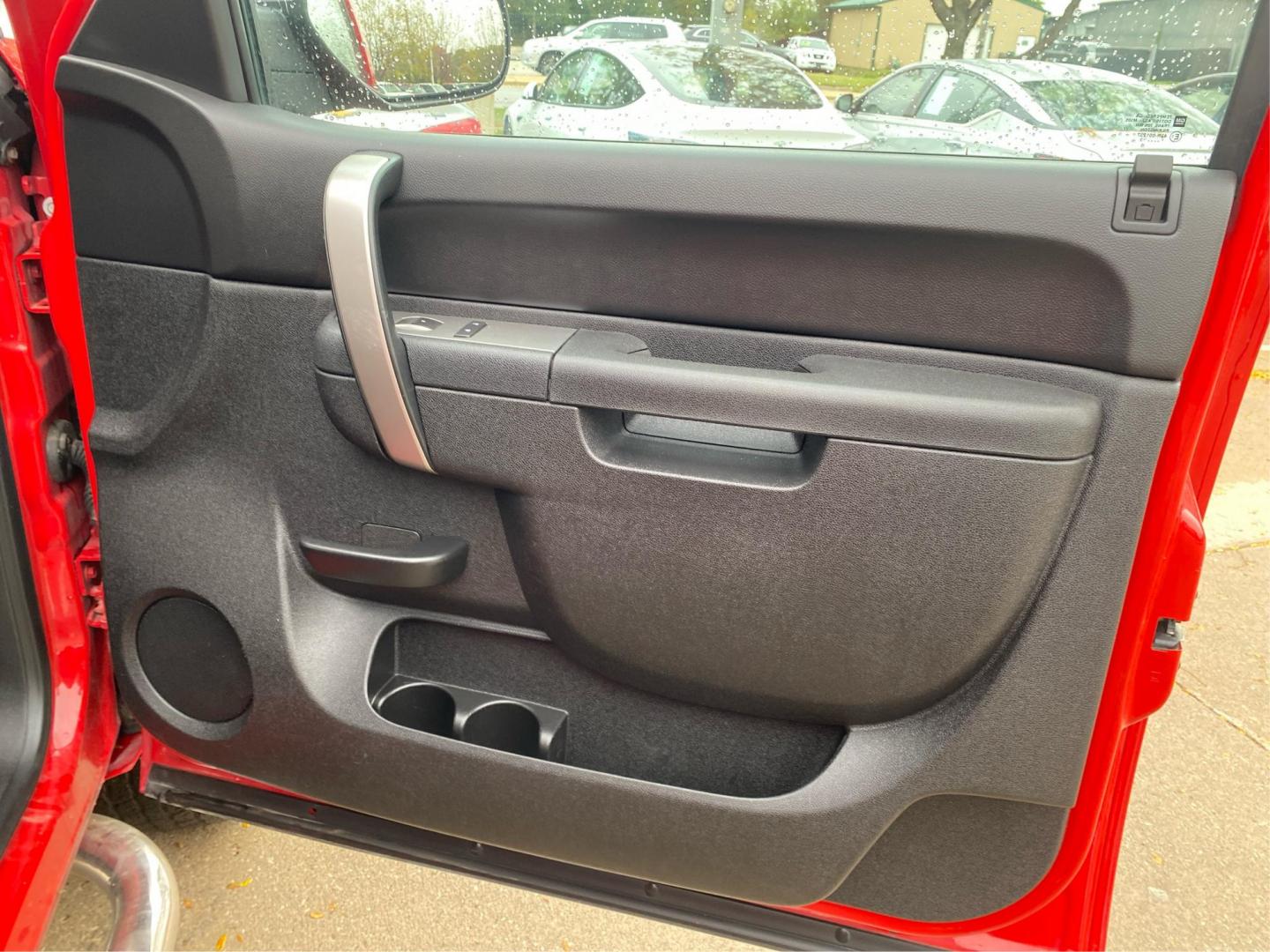 2013 RED CHEVROLET SILVERADO 1500 LT (3GCPKSE76DG) with an 5.3L engine, Automatic transmission, located at 908 SE 14th Street, Des Moines, IA, 50317, (515) 281-0330, 41.580303, -93.597046 - Photo#19