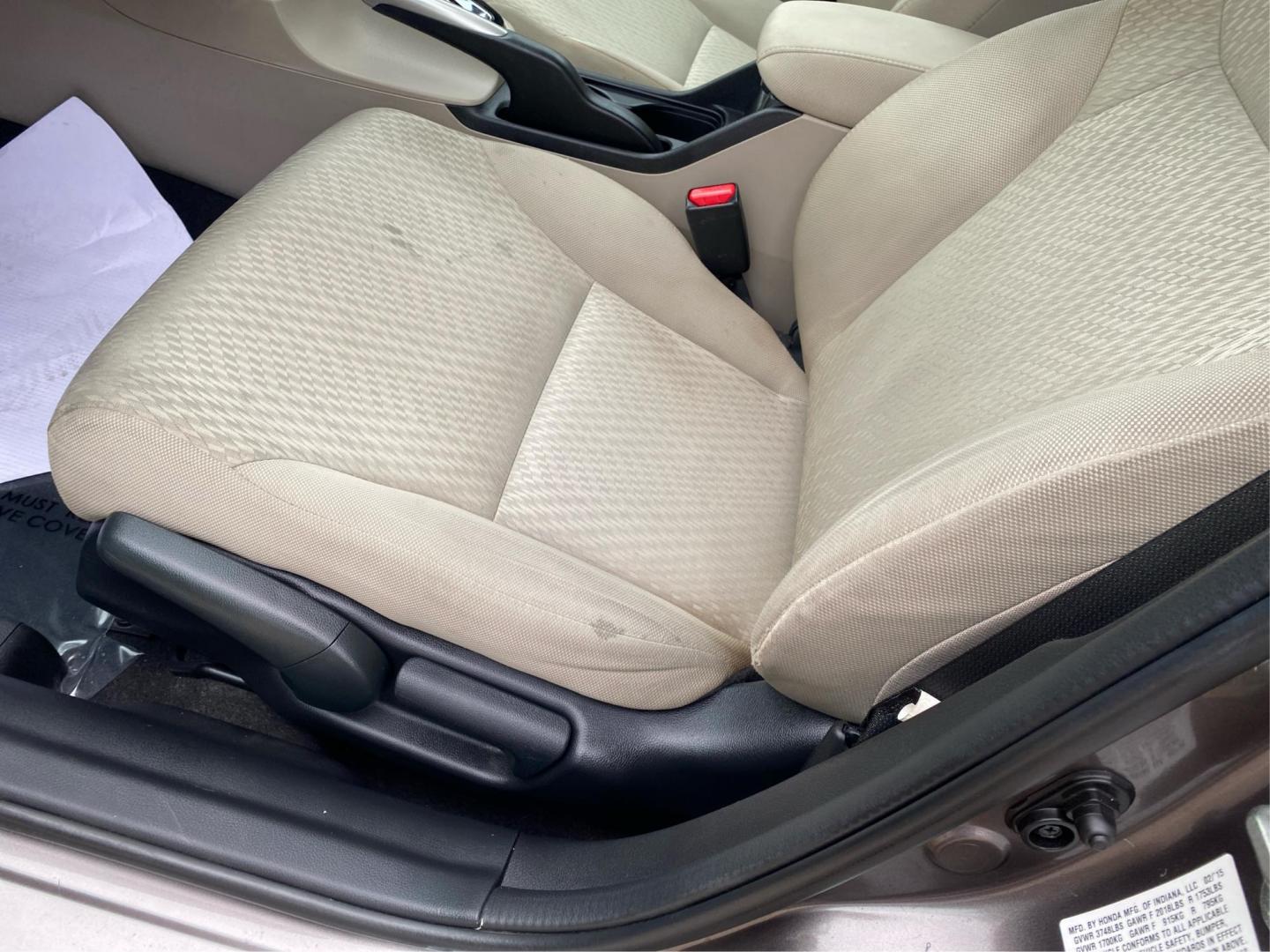 2015 GRAY HONDA CIVIC LX (19XFB2F53FE) with an 1.8L engine, Continuously Variable transmission, located at 908 SE 14th Street, Des Moines, IA, 50317, (515) 281-0330, 41.580303, -93.597046 - Photo#17