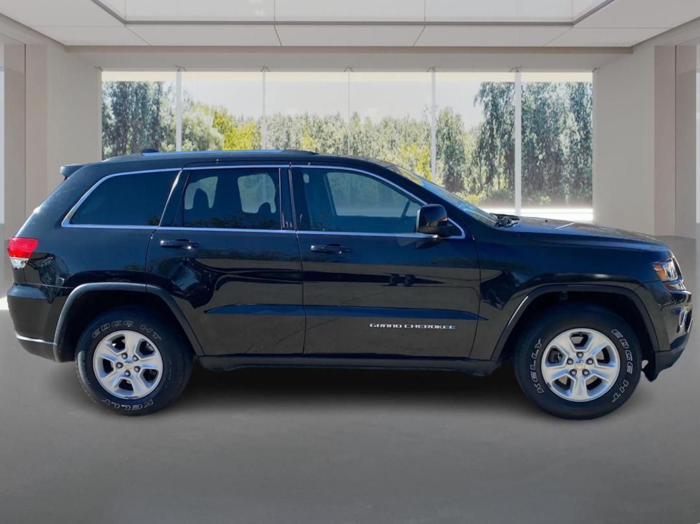 2016 BLACK JEEP GRAND CHEROKEE LAREDO (1C4RJFAG3GC) with an 3.6L engine, Automatic transmission, located at 908 SE 14th Street, Des Moines, IA, 50317, (515) 281-0330, 41.580303, -93.597046 - Photo#1