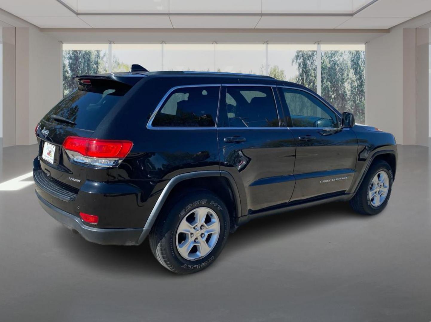 2016 BLACK JEEP GRAND CHEROKEE LAREDO (1C4RJFAG3GC) with an 3.6L engine, Automatic transmission, located at 908 SE 14th Street, Des Moines, IA, 50317, (515) 281-0330, 41.580303, -93.597046 - Photo#2