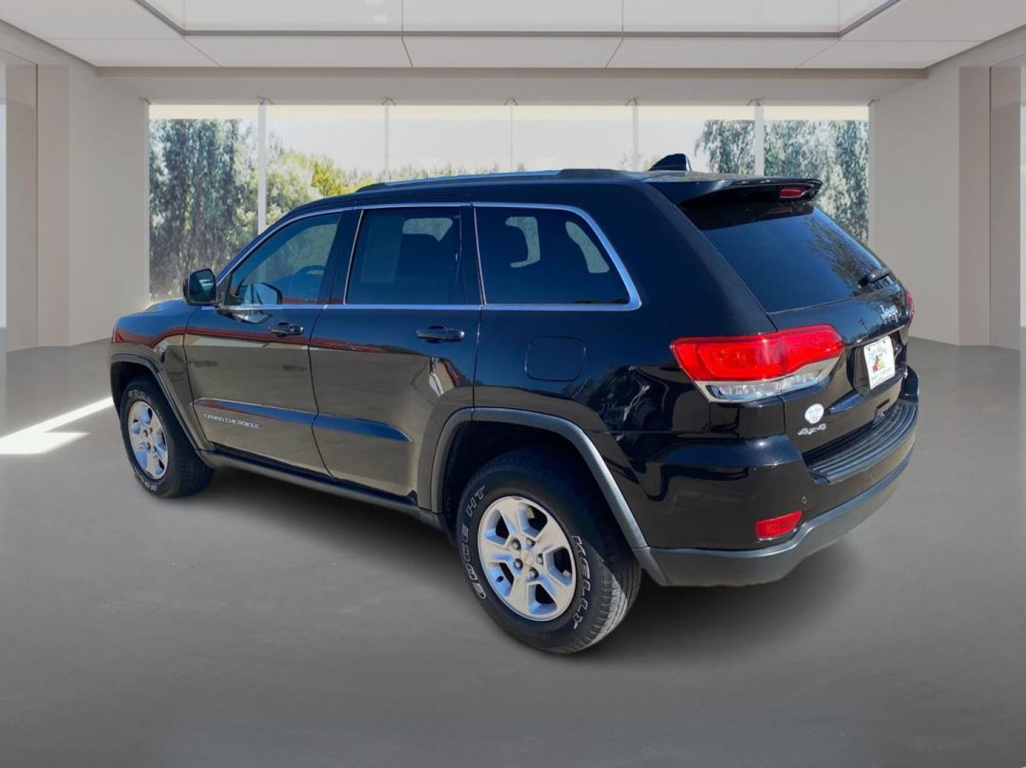 2016 BLACK JEEP GRAND CHEROKEE LAREDO (1C4RJFAG3GC) with an 3.6L engine, Automatic transmission, located at 908 SE 14th Street, Des Moines, IA, 50317, (515) 281-0330, 41.580303, -93.597046 - Photo#4