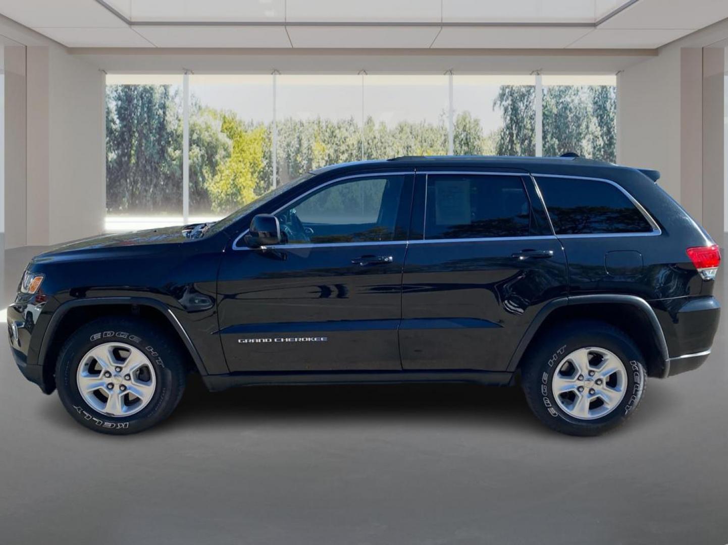 2016 BLACK JEEP GRAND CHEROKEE LAREDO (1C4RJFAG3GC) with an 3.6L engine, Automatic transmission, located at 908 SE 14th Street, Des Moines, IA, 50317, (515) 281-0330, 41.580303, -93.597046 - Photo#5
