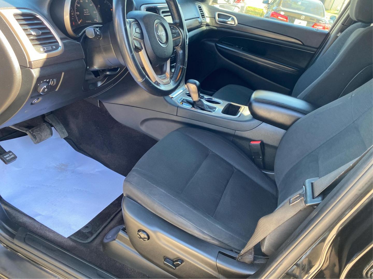 2016 BLACK JEEP GRAND CHEROKEE LAREDO (1C4RJFAG3GC) with an 3.6L engine, Automatic transmission, located at 908 SE 14th Street, Des Moines, IA, 50317, (515) 281-0330, 41.580303, -93.597046 - Photo#8