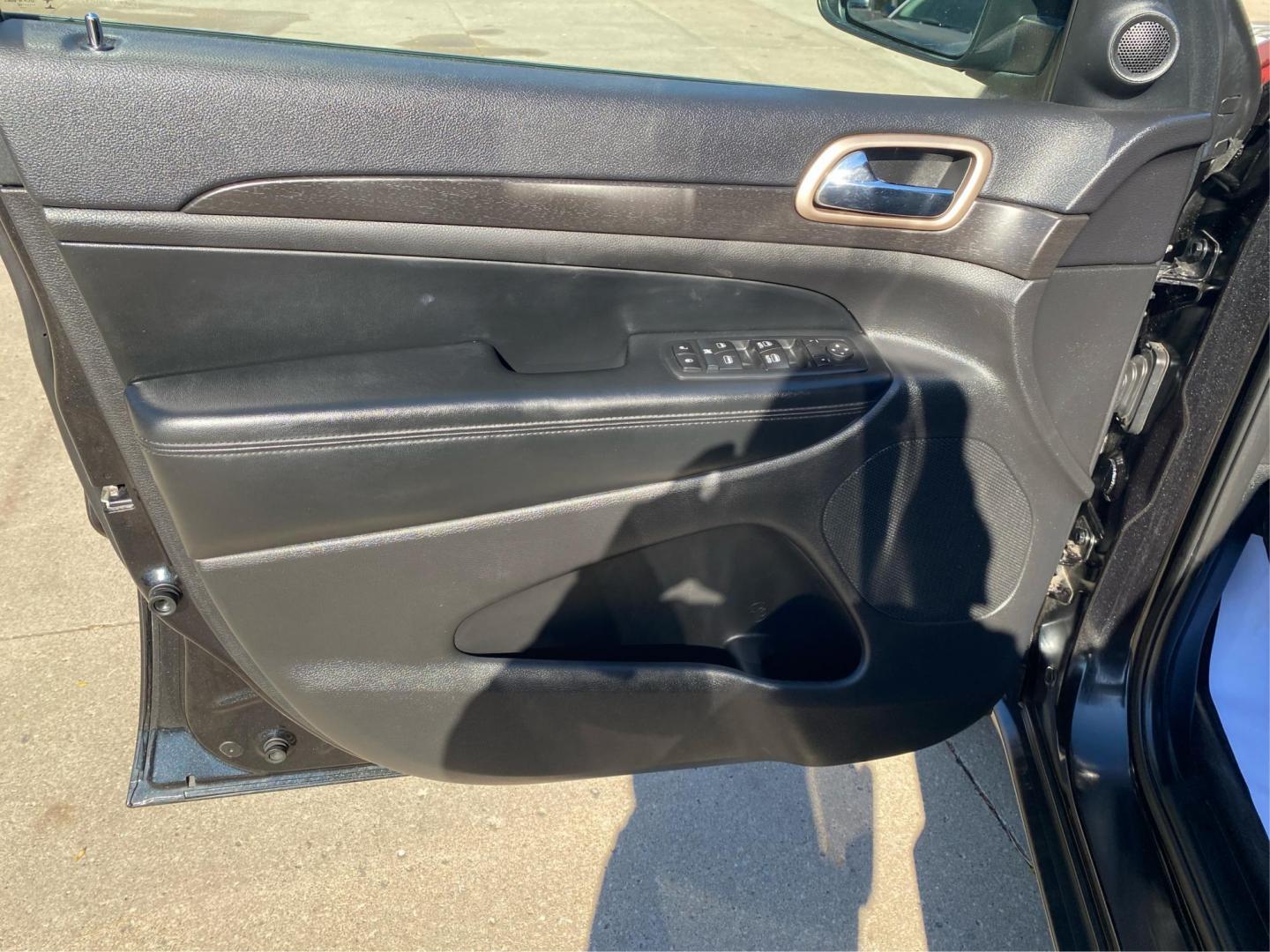 2016 BLACK JEEP GRAND CHEROKEE LAREDO (1C4RJFAG3GC) with an 3.6L engine, Automatic transmission, located at 908 SE 14th Street, Des Moines, IA, 50317, (515) 281-0330, 41.580303, -93.597046 - Photo#19