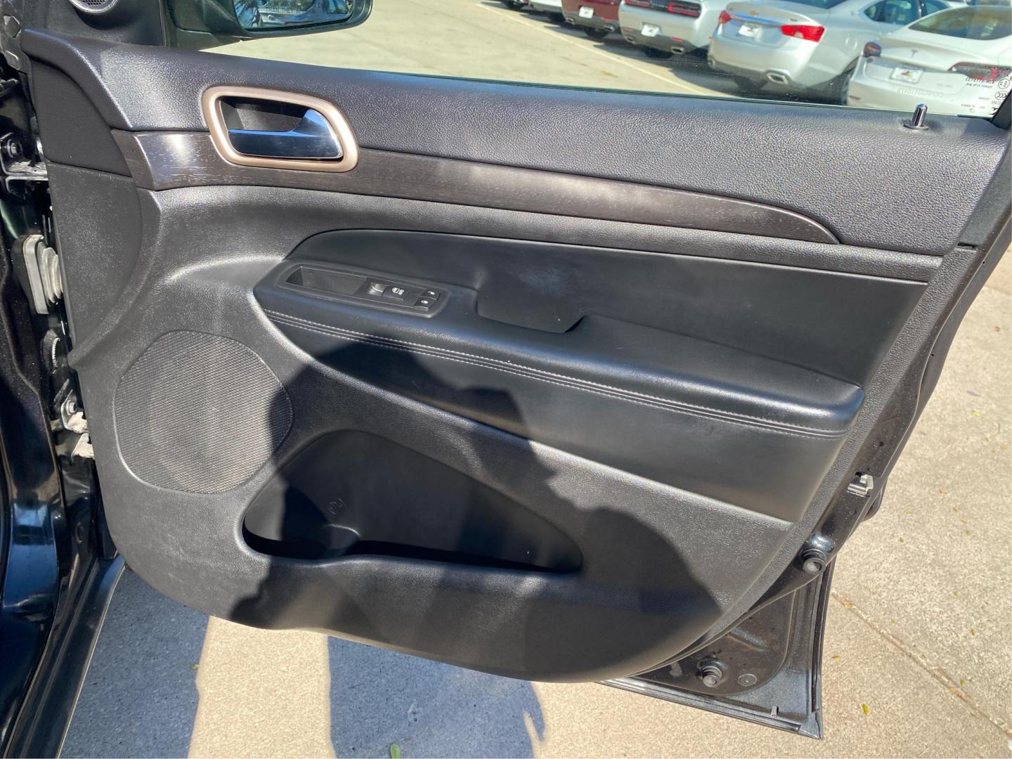 2016 BLACK JEEP GRAND CHEROKEE LAREDO (1C4RJFAG3GC) with an 3.6L engine, Automatic transmission, located at 908 SE 14th Street, Des Moines, IA, 50317, (515) 281-0330, 41.580303, -93.597046 - Photo#20