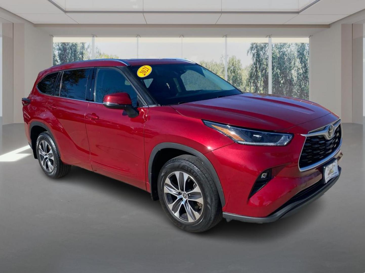 2021 RED TOYOTA HIGHLANDER XLE (5TDGZRBHXMS) with an 3.5L engine, Automatic transmission, located at 908 SE 14th Street, Des Moines, IA, 50317, (515) 281-0330, 41.580303, -93.597046 - Photo#0