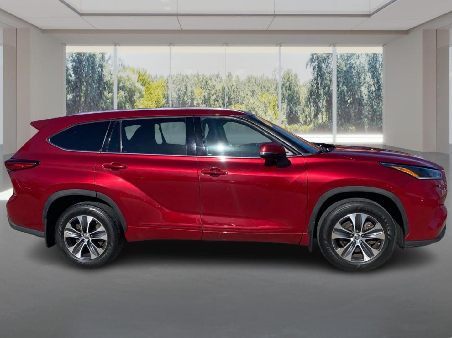 2021 RED TOYOTA HIGHLANDER XLE (5TDGZRBHXMS) with an 3.5L engine, Automatic transmission, located at 908 SE 14th Street, Des Moines, IA, 50317, (515) 281-0330, 41.580303, -93.597046 - Photo#1