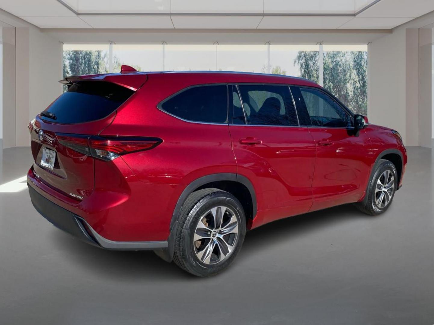 2021 RED TOYOTA HIGHLANDER XLE (5TDGZRBHXMS) with an 3.5L engine, Automatic transmission, located at 908 SE 14th Street, Des Moines, IA, 50317, (515) 281-0330, 41.580303, -93.597046 - Photo#2