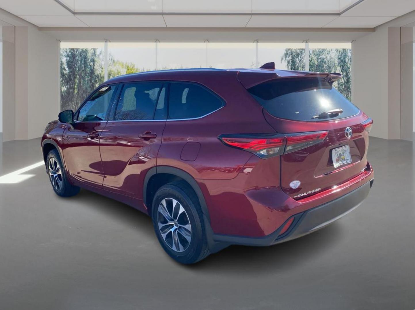 2021 RED TOYOTA HIGHLANDER XLE (5TDGZRBHXMS) with an 3.5L engine, Automatic transmission, located at 908 SE 14th Street, Des Moines, IA, 50317, (515) 281-0330, 41.580303, -93.597046 - Photo#4
