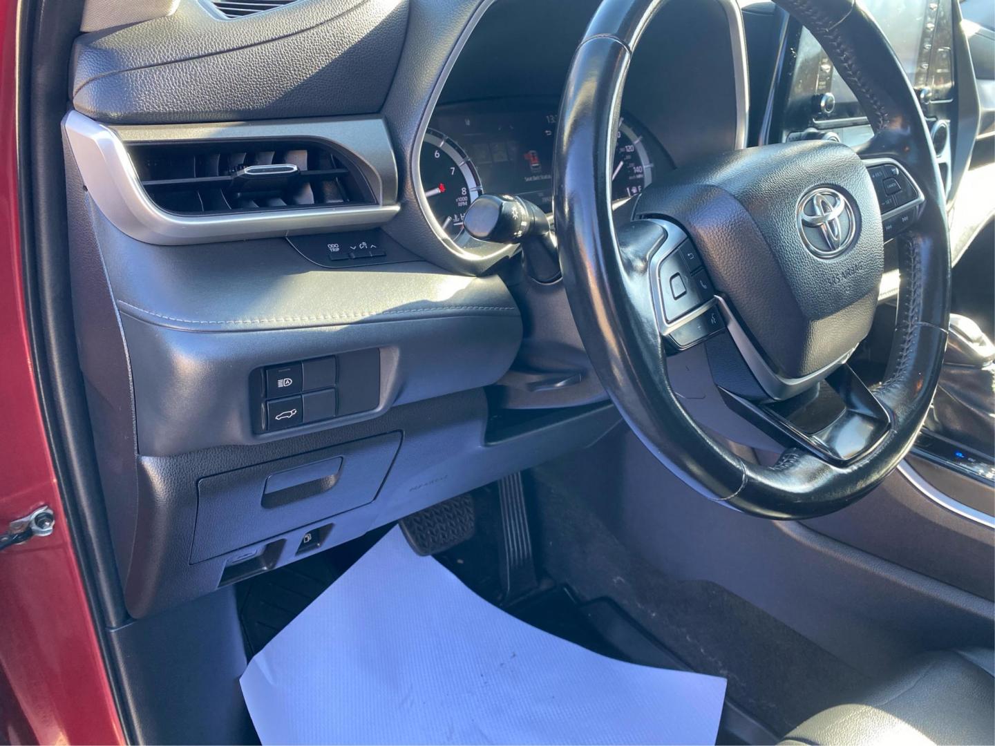 2021 RED TOYOTA HIGHLANDER XLE (5TDGZRBHXMS) with an 3.5L engine, Automatic transmission, located at 908 SE 14th Street, Des Moines, IA, 50317, (515) 281-0330, 41.580303, -93.597046 - Photo#17