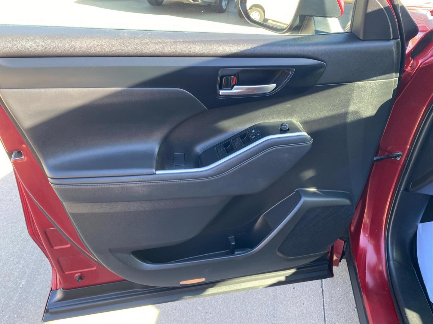 2021 RED TOYOTA HIGHLANDER XLE (5TDGZRBHXMS) with an 3.5L engine, Automatic transmission, located at 908 SE 14th Street, Des Moines, IA, 50317, (515) 281-0330, 41.580303, -93.597046 - Photo#19