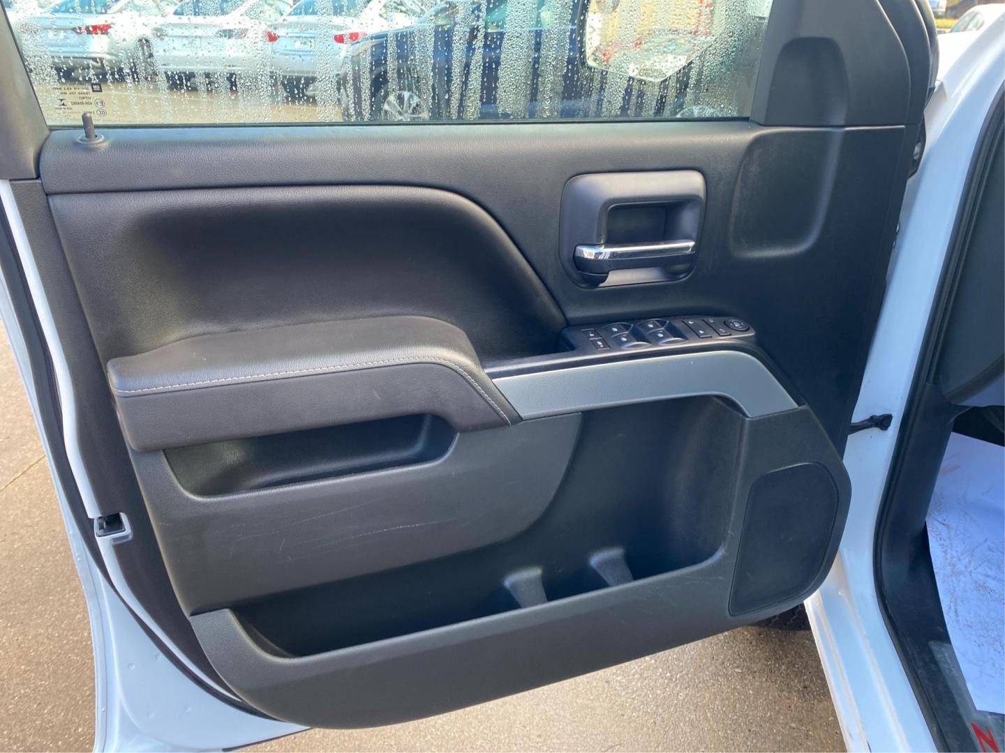 2017 WHITE CHEVROLET SILVERADO 1500 CREW CAB LT (3GCUKREC9HG) with an 5.3L engine, Automatic transmission, located at 908 SE 14th Street, Des Moines, IA, 50317, (515) 281-0330, 41.580303, -93.597046 - Photo#18