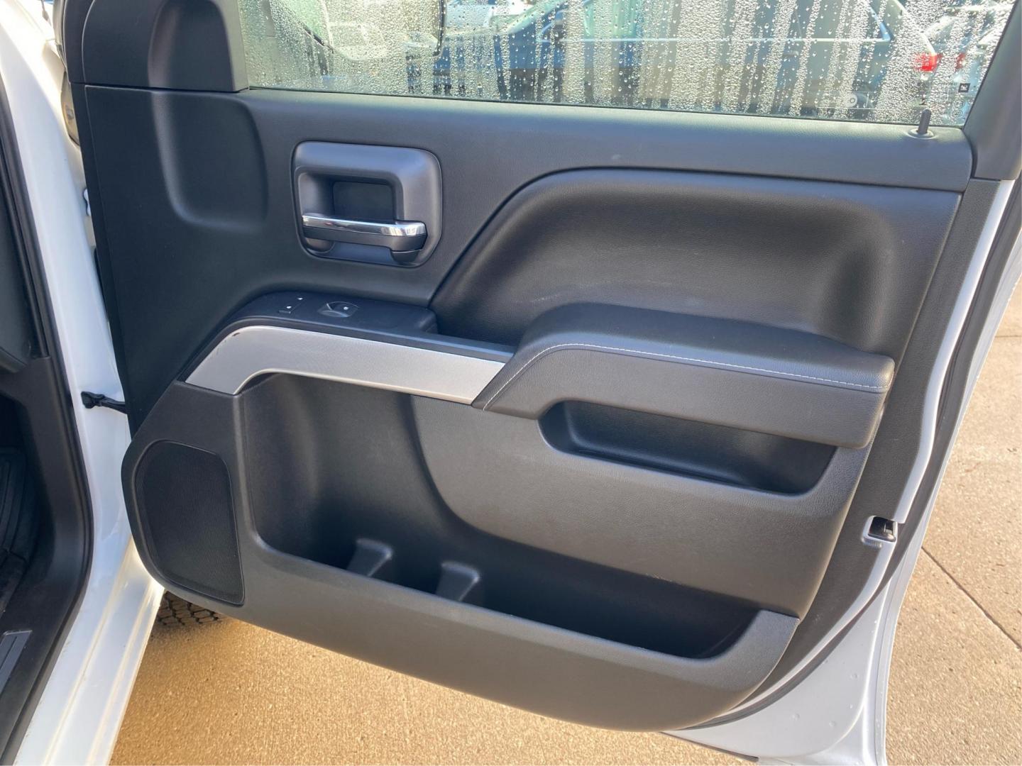 2017 WHITE CHEVROLET SILVERADO 1500 CREW CAB LT (3GCUKREC9HG) with an 5.3L engine, Automatic transmission, located at 908 SE 14th Street, Des Moines, IA, 50317, (515) 281-0330, 41.580303, -93.597046 - Photo#19