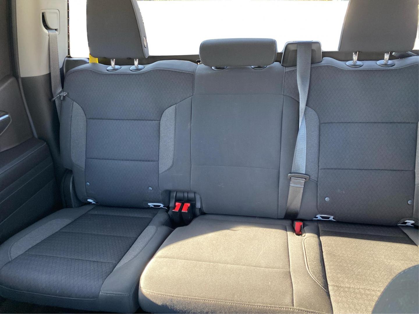 2022 WHITE CHEVROLET SILVERADO 1500 LT (1GCUDDED2NZ) with an 5.3L engine, Automatic transmission, located at 908 SE 14th Street, Des Moines, IA, 50317, (515) 281-0330, 41.580303, -93.597046 - Photo#13