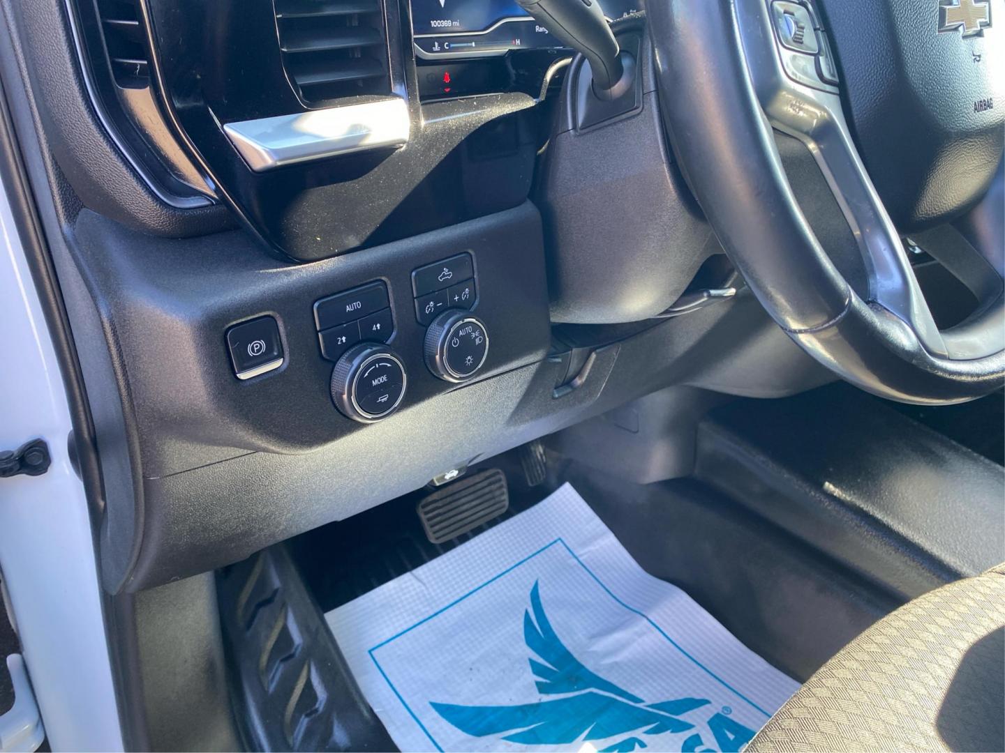 2022 WHITE CHEVROLET SILVERADO 1500 LT (1GCUDDED2NZ) with an 5.3L engine, Automatic transmission, located at 908 SE 14th Street, Des Moines, IA, 50317, (515) 281-0330, 41.580303, -93.597046 - Photo#16