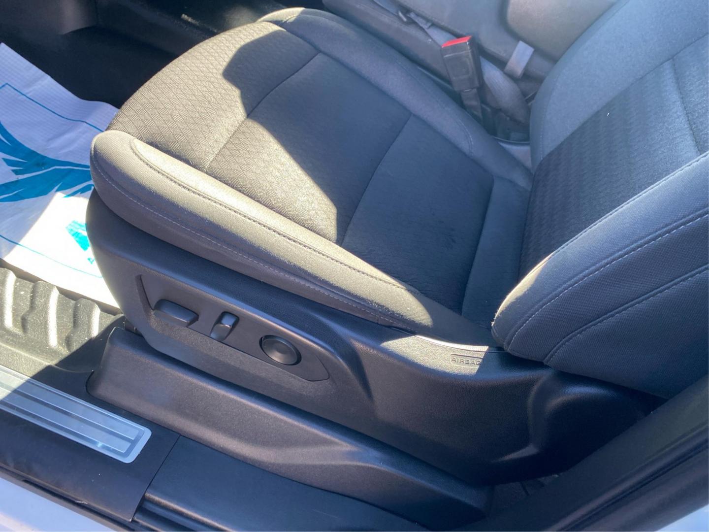 2022 WHITE CHEVROLET SILVERADO 1500 LT (1GCUDDED2NZ) with an 5.3L engine, Automatic transmission, located at 908 SE 14th Street, Des Moines, IA, 50317, (515) 281-0330, 41.580303, -93.597046 - Photo#17