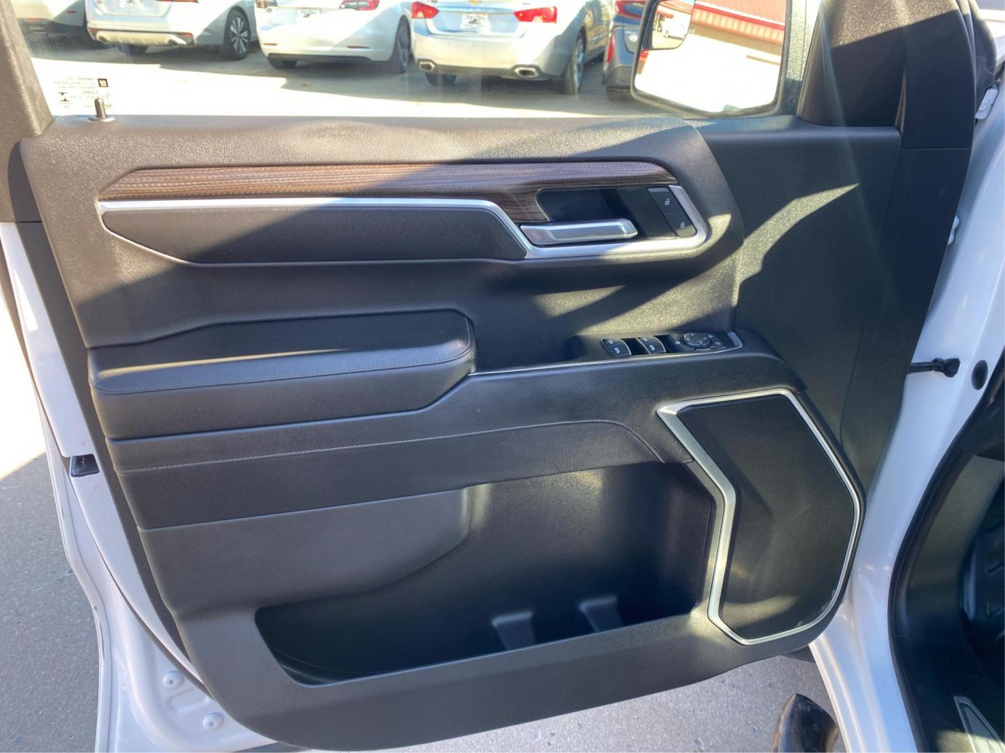 2022 WHITE CHEVROLET SILVERADO 1500 LT (1GCUDDED2NZ) with an 5.3L engine, Automatic transmission, located at 908 SE 14th Street, Des Moines, IA, 50317, (515) 281-0330, 41.580303, -93.597046 - Photo#18