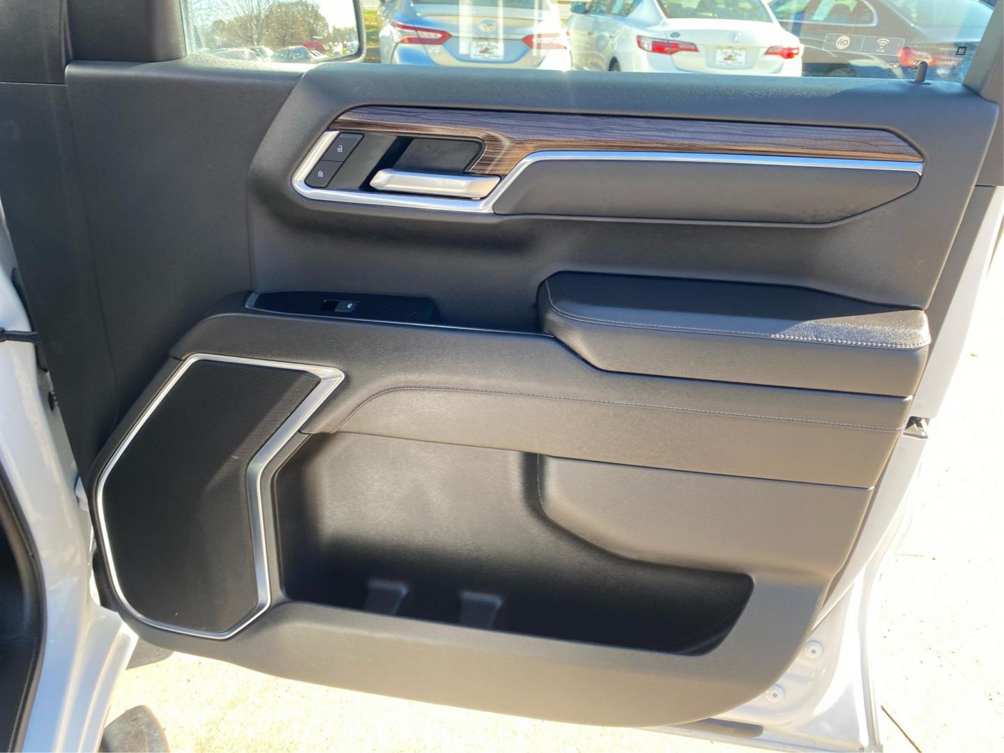 2022 WHITE CHEVROLET SILVERADO 1500 LT (1GCUDDED2NZ) with an 5.3L engine, Automatic transmission, located at 908 SE 14th Street, Des Moines, IA, 50317, (515) 281-0330, 41.580303, -93.597046 - Photo#19