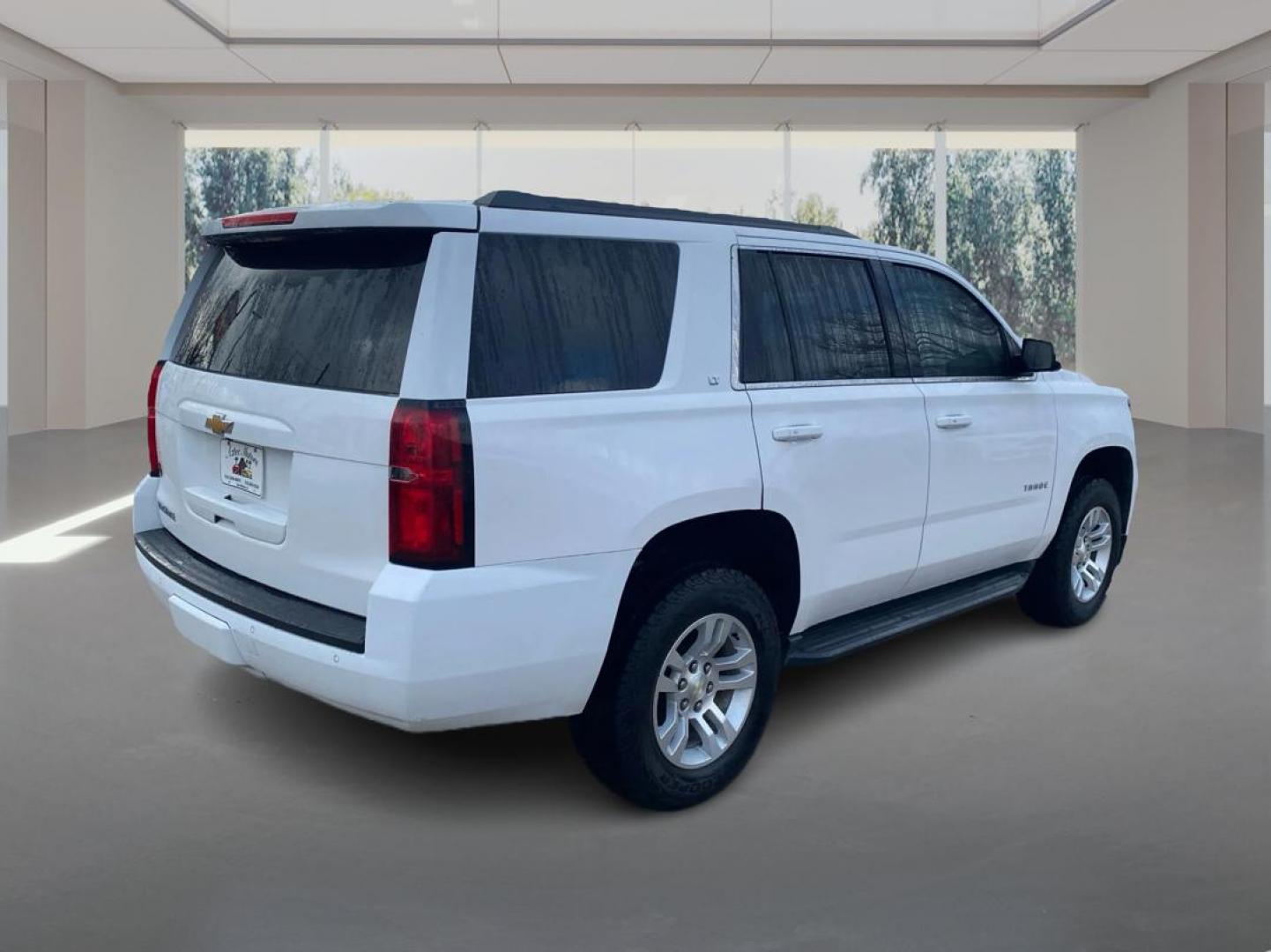 2015 WHITE CHEVROLET TAHOE 1500 LT (1GNSKBKC0FR) with an 5.3L engine, Automatic transmission, located at 908 SE 14th Street, Des Moines, IA, 50317, (515) 281-0330, 41.580303, -93.597046 - Photo#2