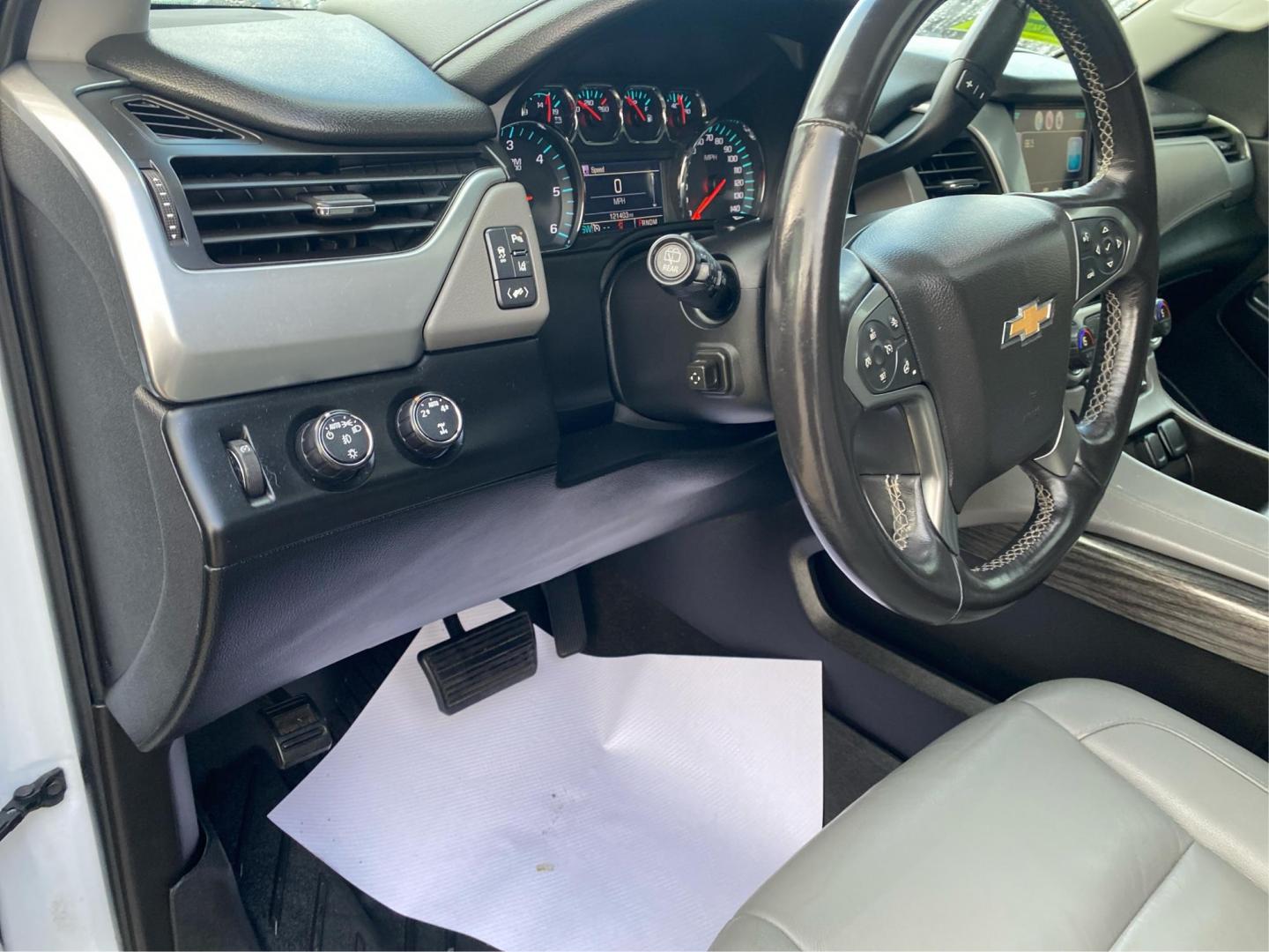 2015 WHITE CHEVROLET TAHOE 1500 LT (1GNSKBKC0FR) with an 5.3L engine, Automatic transmission, located at 908 SE 14th Street, Des Moines, IA, 50317, (515) 281-0330, 41.580303, -93.597046 - Photo#17