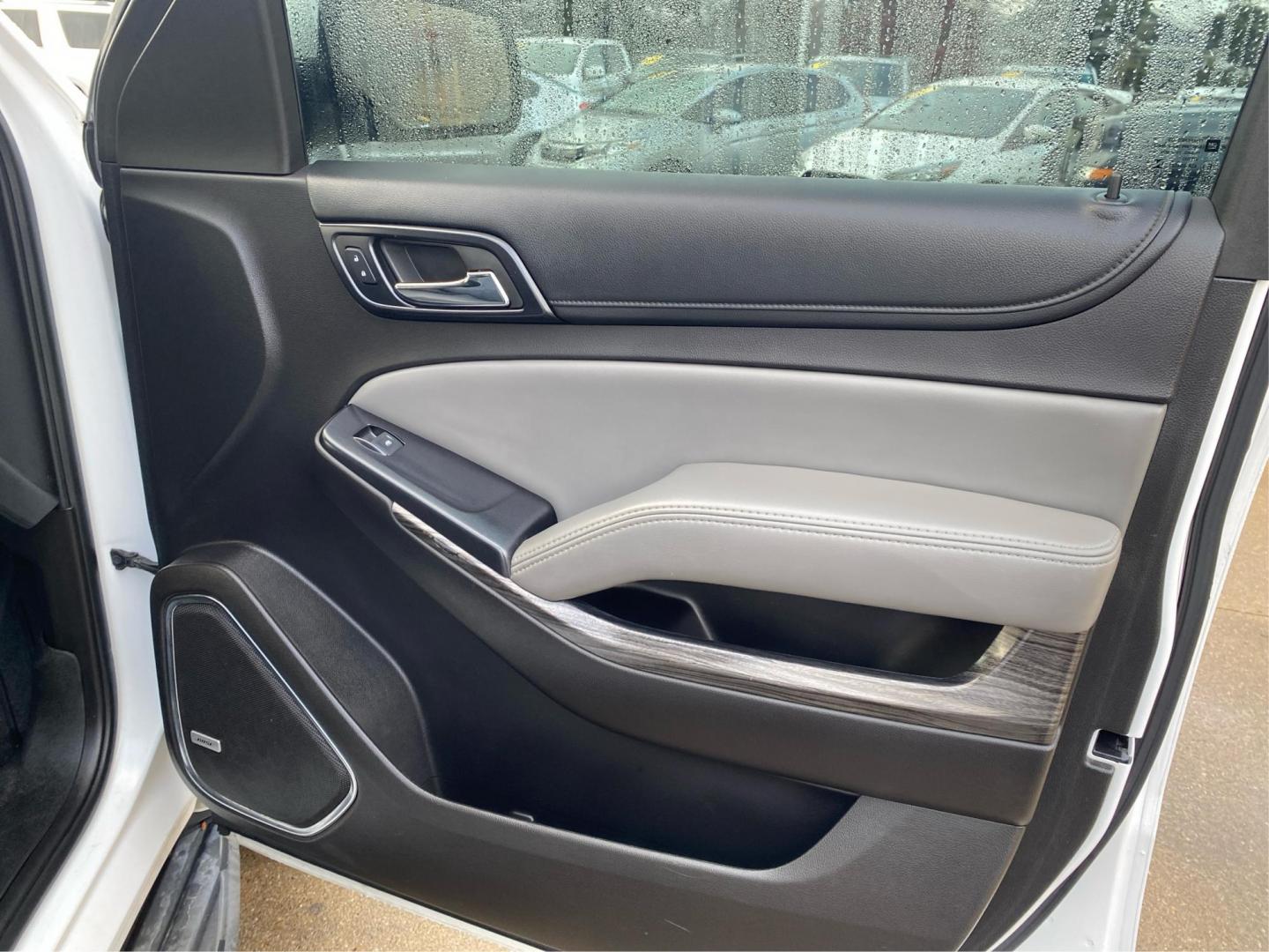 2015 WHITE CHEVROLET TAHOE 1500 LT (1GNSKBKC0FR) with an 5.3L engine, Automatic transmission, located at 908 SE 14th Street, Des Moines, IA, 50317, (515) 281-0330, 41.580303, -93.597046 - Photo#20