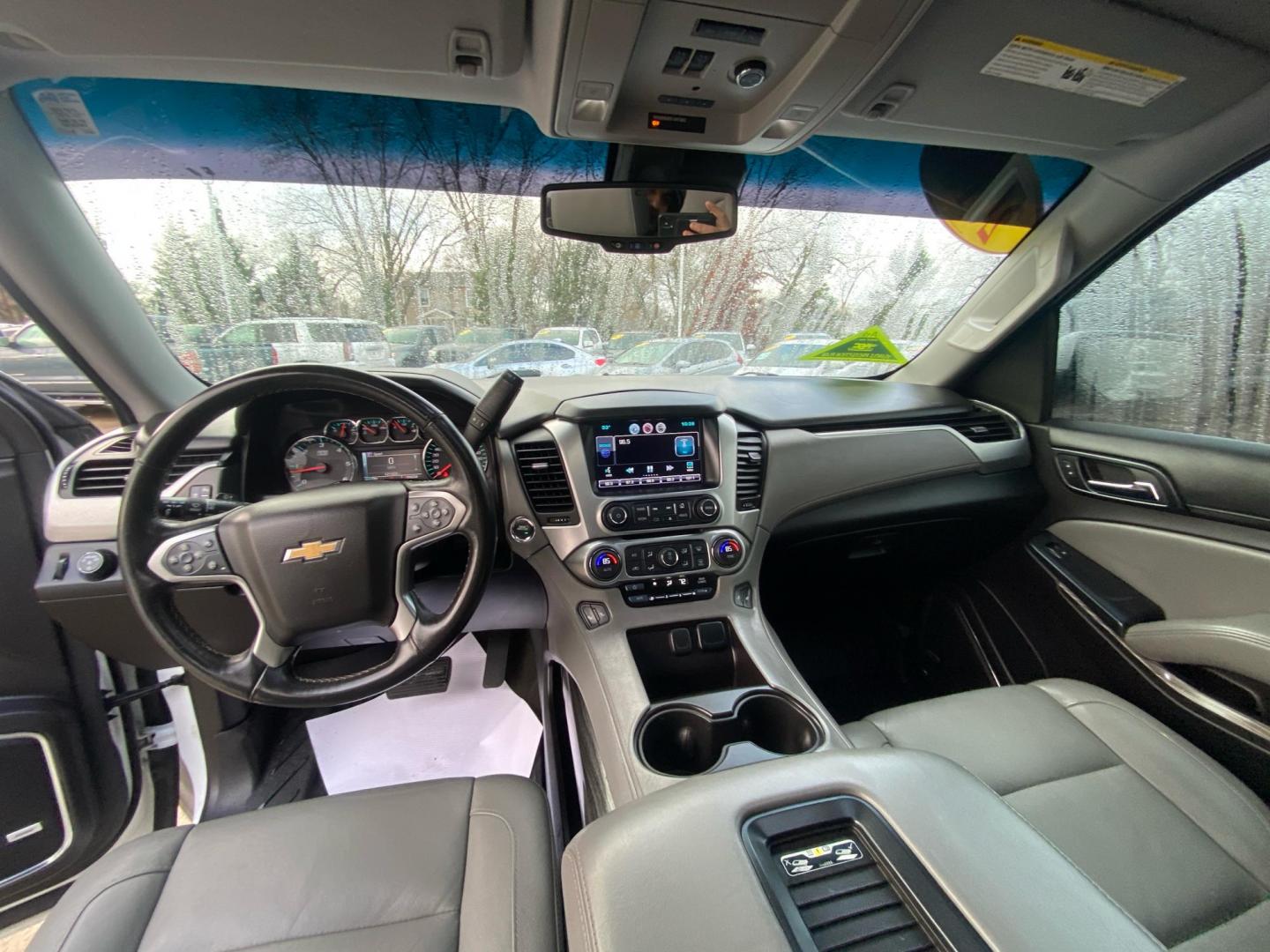 2015 WHITE CHEVROLET TAHOE 1500 LT (1GNSKBKC0FR) with an 5.3L engine, Automatic transmission, located at 908 SE 14th Street, Des Moines, IA, 50317, (515) 281-0330, 41.580303, -93.597046 - Photo#21