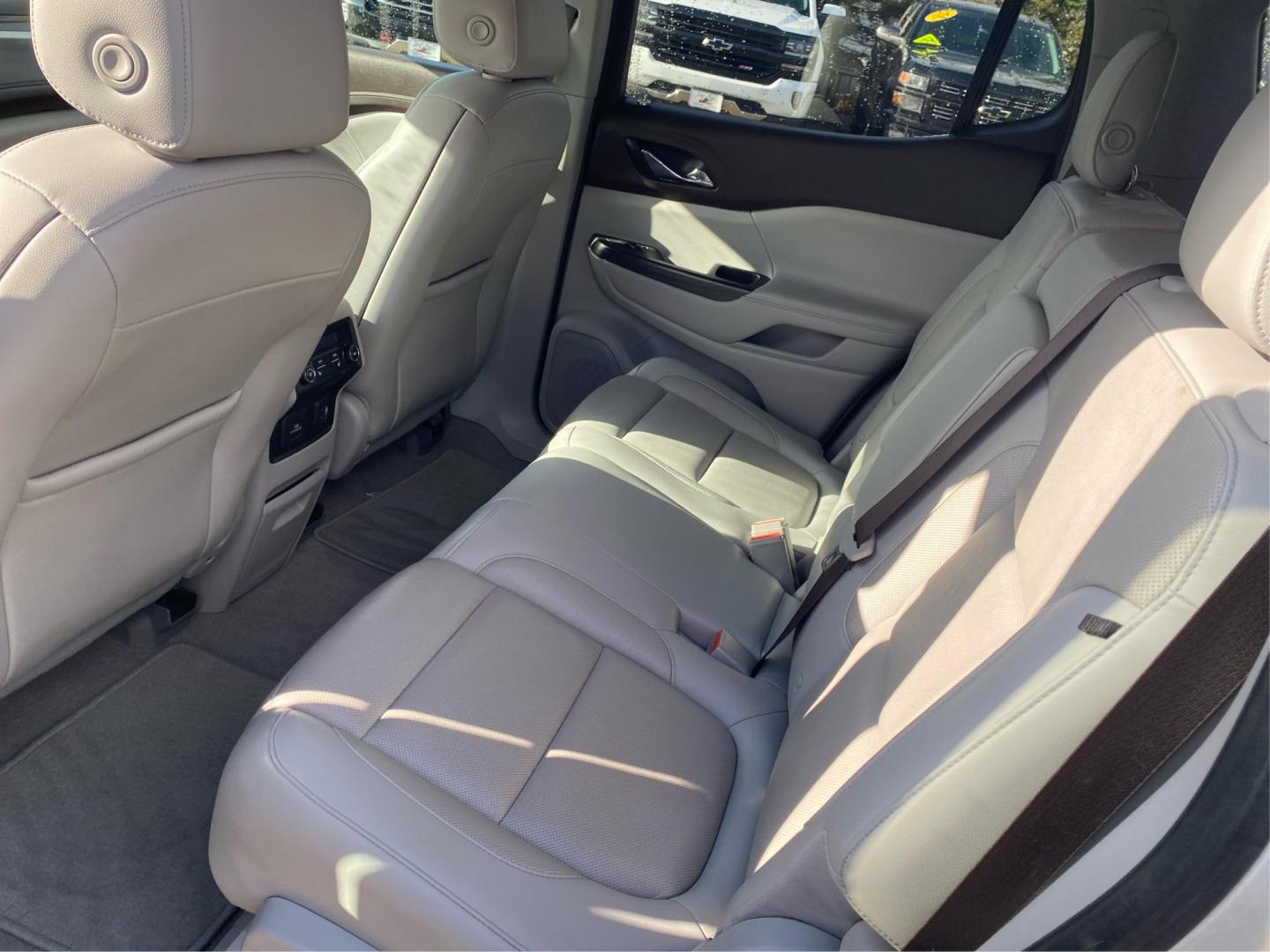 2019 SILVER GMC ACADIA SLT-2 (1GKKNNLS5KZ) with an 3.6L engine, Automatic transmission, located at 908 SE 14th Street, Des Moines, IA, 50317, (515) 281-0330, 41.580303, -93.597046 - Photo#9