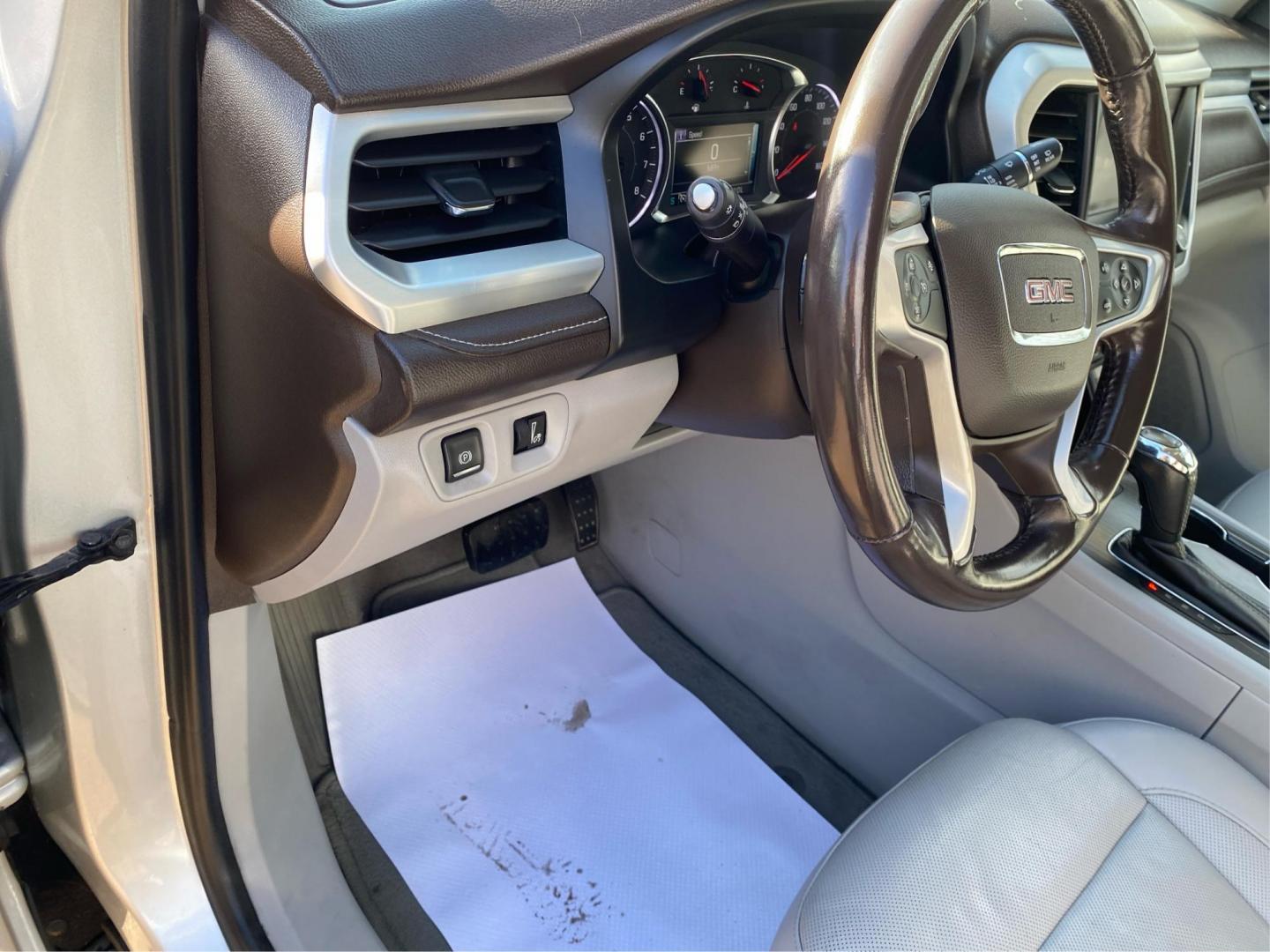 2019 SILVER GMC ACADIA SLT-2 (1GKKNNLS5KZ) with an 3.6L engine, Automatic transmission, located at 908 SE 14th Street, Des Moines, IA, 50317, (515) 281-0330, 41.580303, -93.597046 - Photo#17