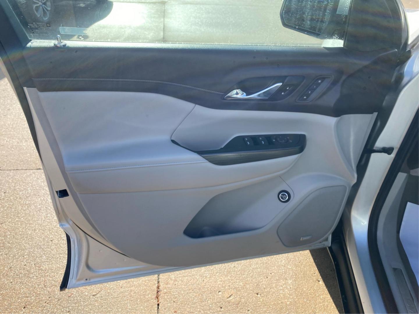 2019 SILVER GMC ACADIA SLT-2 (1GKKNNLS5KZ) with an 3.6L engine, Automatic transmission, located at 908 SE 14th Street, Des Moines, IA, 50317, (515) 281-0330, 41.580303, -93.597046 - Photo#19