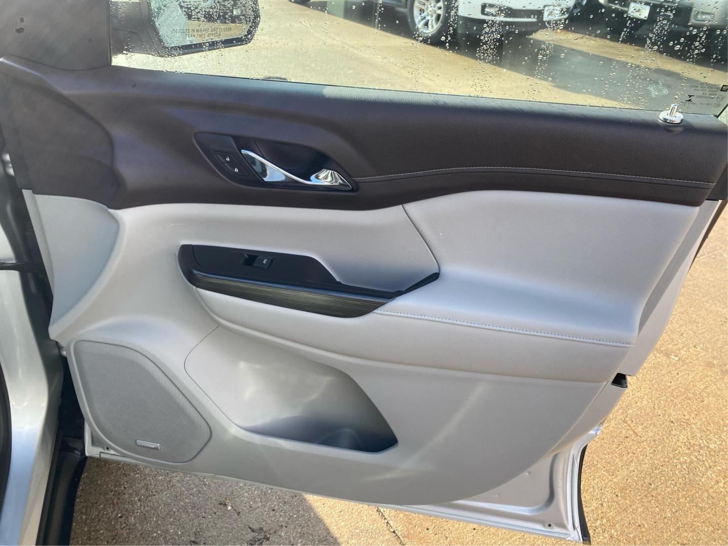 2019 SILVER GMC ACADIA SLT-2 (1GKKNNLS5KZ) with an 3.6L engine, Automatic transmission, located at 908 SE 14th Street, Des Moines, IA, 50317, (515) 281-0330, 41.580303, -93.597046 - Photo#20