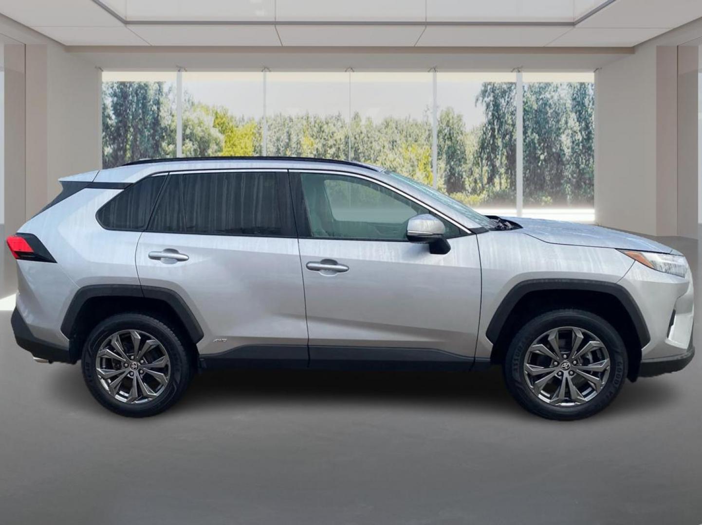 2022 SILVER TOYOTA RAV4 XLE PREMIUM (4T3B6RFV8NU) with an 2.5L engine, Continuously Variable transmission, located at 908 SE 14th Street, Des Moines, IA, 50317, (515) 281-0330, 41.580303, -93.597046 - Photo#1