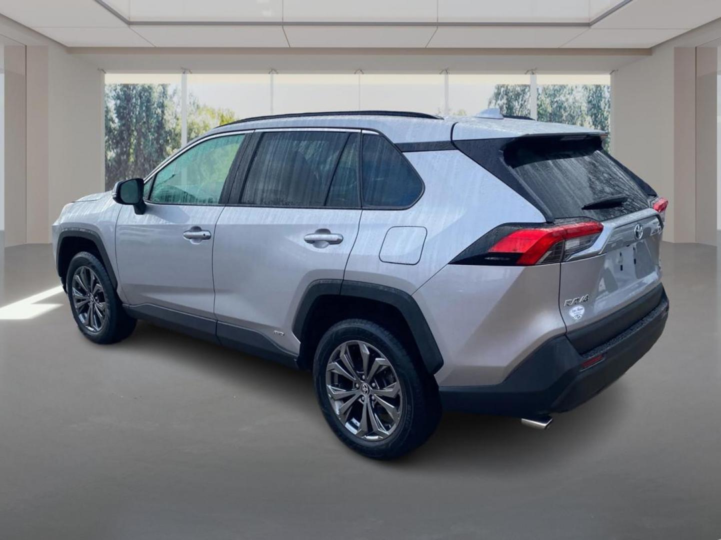 2022 SILVER TOYOTA RAV4 XLE PREMIUM (4T3B6RFV8NU) with an 2.5L engine, Continuously Variable transmission, located at 908 SE 14th Street, Des Moines, IA, 50317, (515) 281-0330, 41.580303, -93.597046 - Photo#4