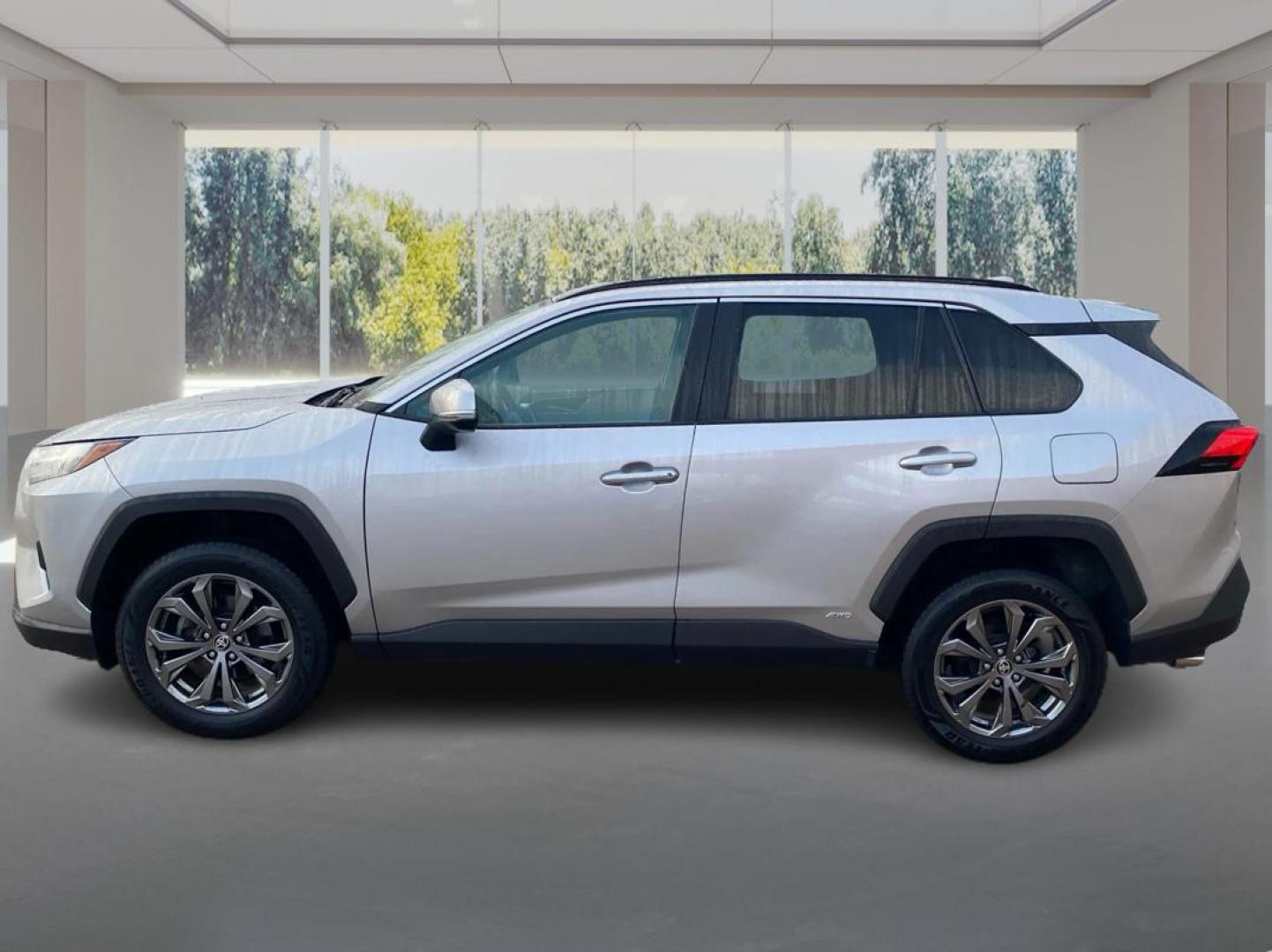 2022 SILVER TOYOTA RAV4 XLE PREMIUM (4T3B6RFV8NU) with an 2.5L engine, Continuously Variable transmission, located at 908 SE 14th Street, Des Moines, IA, 50317, (515) 281-0330, 41.580303, -93.597046 - Photo#5