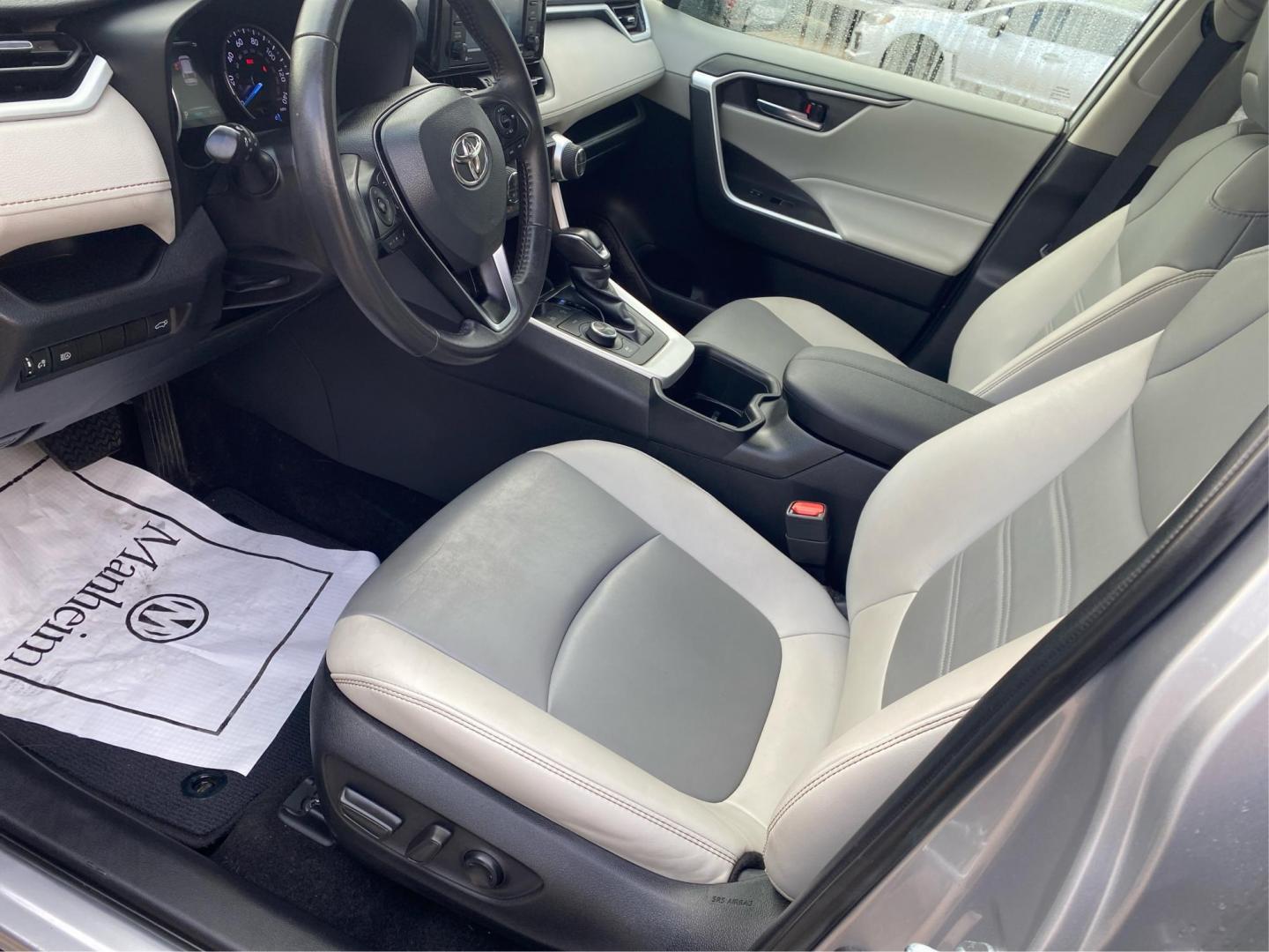 2022 SILVER TOYOTA RAV4 XLE PREMIUM (4T3B6RFV8NU) with an 2.5L engine, Continuously Variable transmission, located at 908 SE 14th Street, Des Moines, IA, 50317, (515) 281-0330, 41.580303, -93.597046 - Photo#8