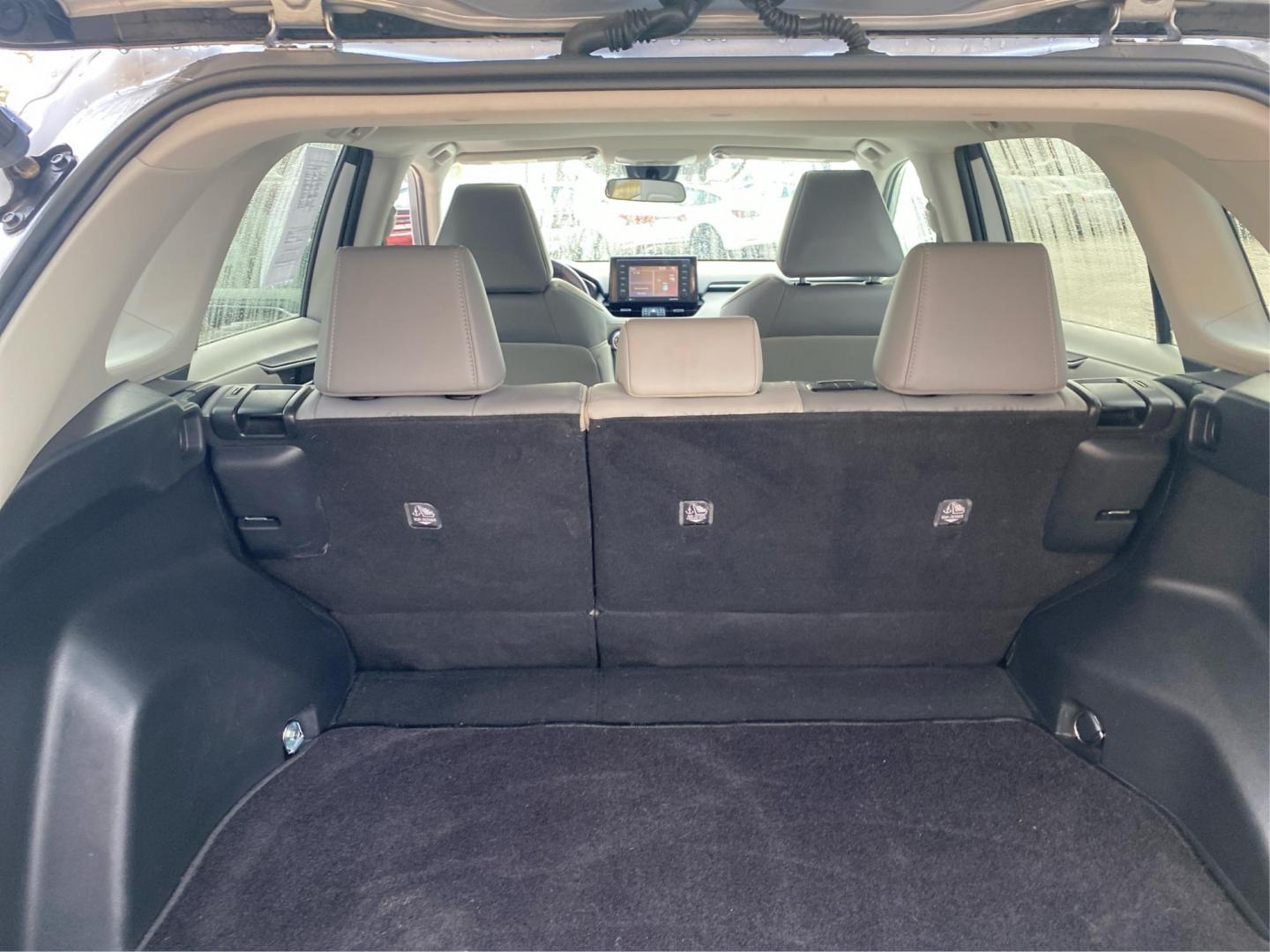 2022 SILVER TOYOTA RAV4 XLE PREMIUM (4T3B6RFV8NU) with an 2.5L engine, Continuously Variable transmission, located at 908 SE 14th Street, Des Moines, IA, 50317, (515) 281-0330, 41.580303, -93.597046 - Photo#12