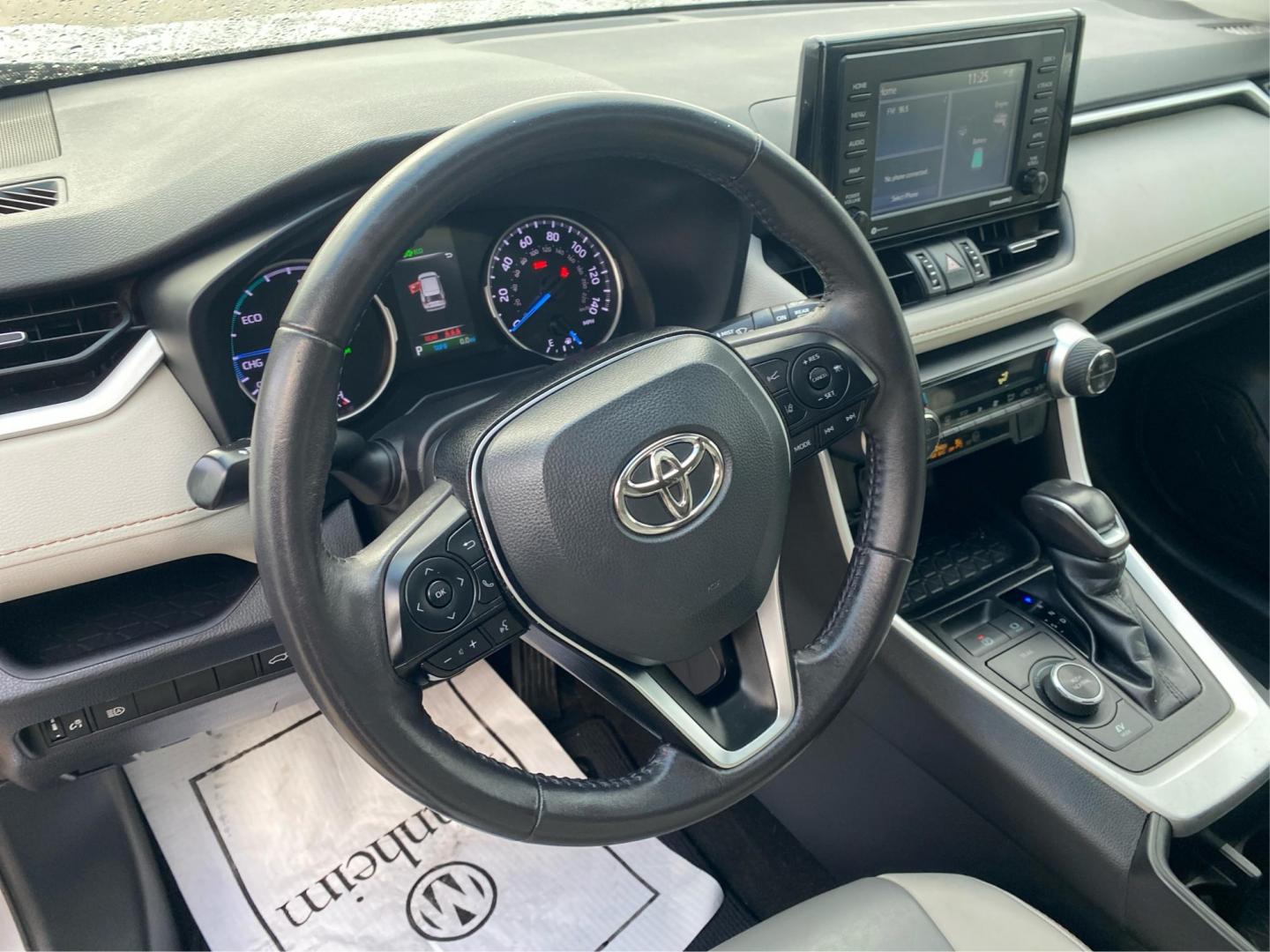 2022 SILVER TOYOTA RAV4 XLE PREMIUM (4T3B6RFV8NU) with an 2.5L engine, Continuously Variable transmission, located at 908 SE 14th Street, Des Moines, IA, 50317, (515) 281-0330, 41.580303, -93.597046 - Photo#16