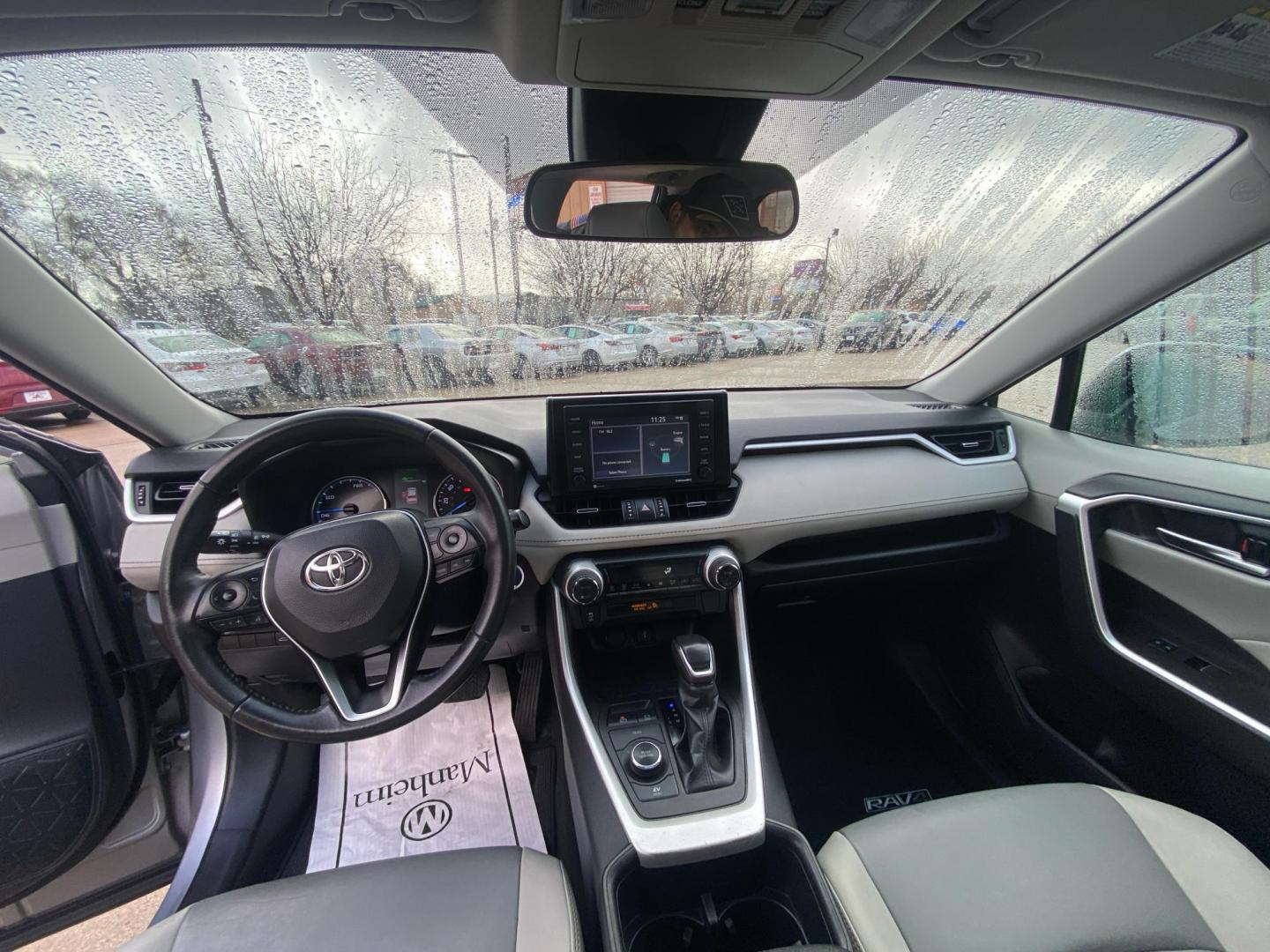 2022 SILVER TOYOTA RAV4 XLE PREMIUM (4T3B6RFV8NU) with an 2.5L engine, Continuously Variable transmission, located at 908 SE 14th Street, Des Moines, IA, 50317, (515) 281-0330, 41.580303, -93.597046 - Photo#21