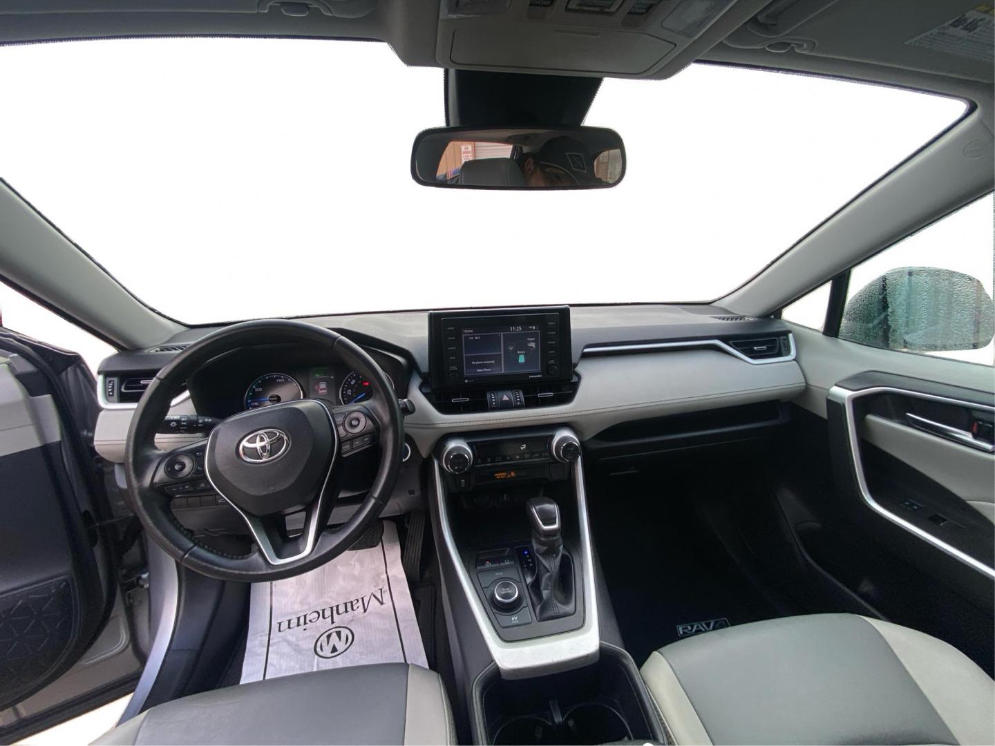 2022 SILVER TOYOTA RAV4 XLE PREMIUM (4T3B6RFV8NU) with an 2.5L engine, Continuously Variable transmission, located at 908 SE 14th Street, Des Moines, IA, 50317, (515) 281-0330, 41.580303, -93.597046 - Photo#22