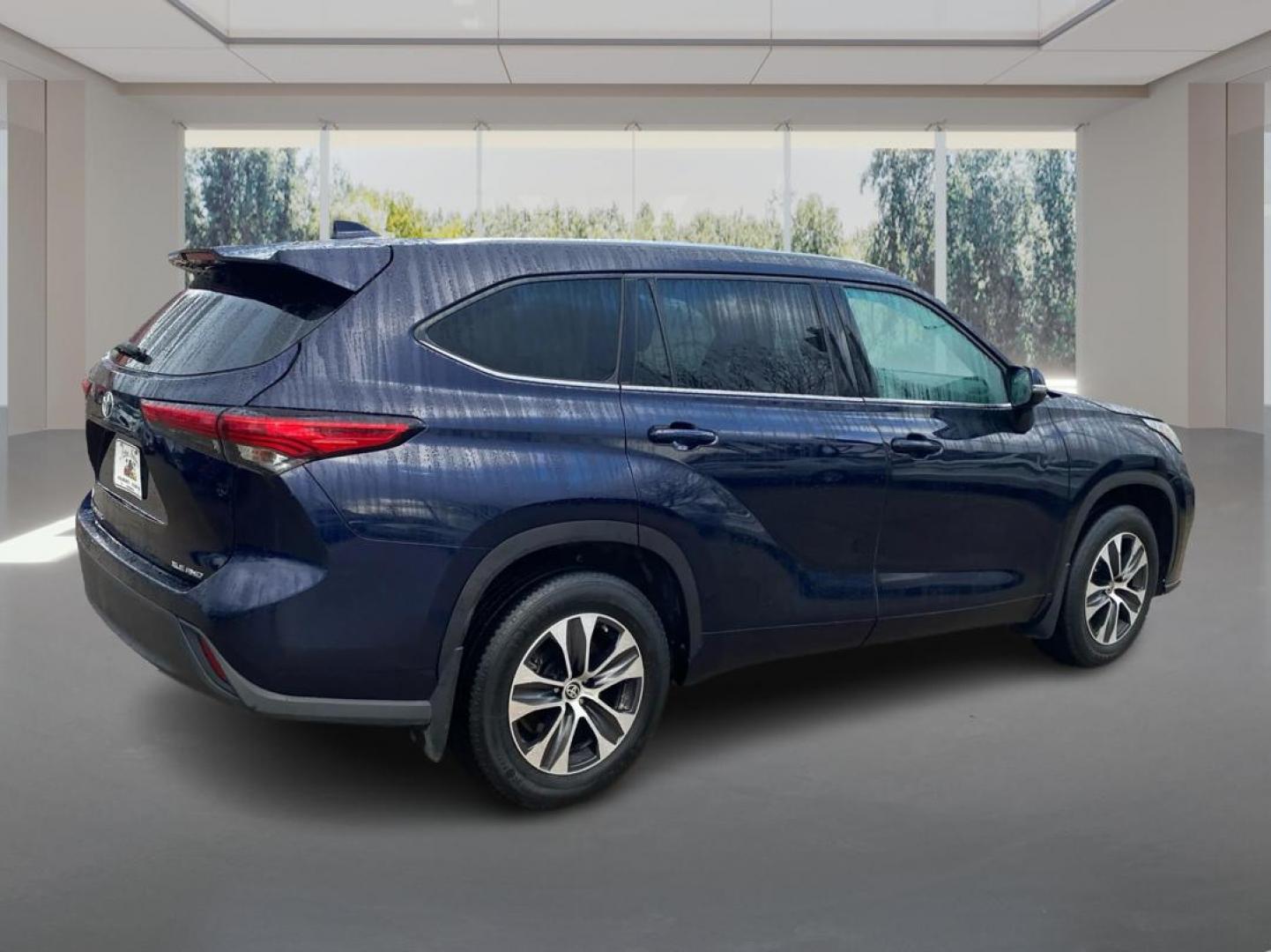 2021 BLUE TOYOTA HIGHLANDER XLE (5TDGZRBH4MS) with an 3.5L engine, Automatic transmission, located at 908 SE 14th Street, Des Moines, IA, 50317, (515) 281-0330, 41.580303, -93.597046 - Photo#2