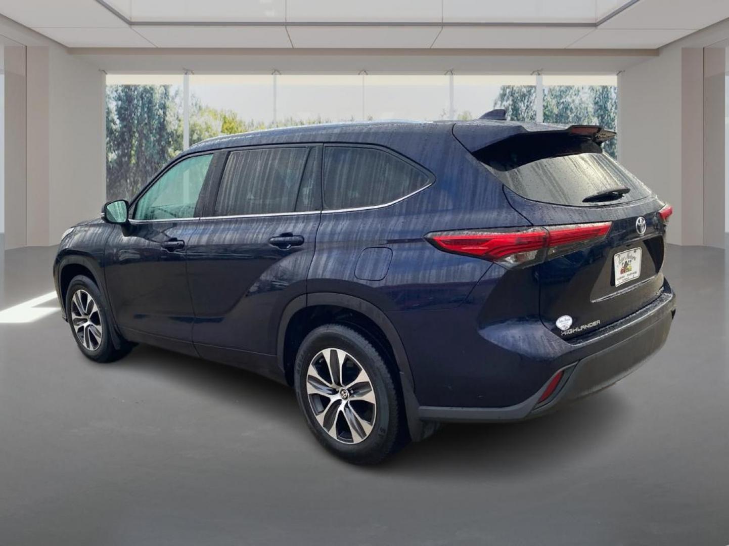 2021 BLUE TOYOTA HIGHLANDER XLE (5TDGZRBH4MS) with an 3.5L engine, Automatic transmission, located at 908 SE 14th Street, Des Moines, IA, 50317, (515) 281-0330, 41.580303, -93.597046 - Photo#4