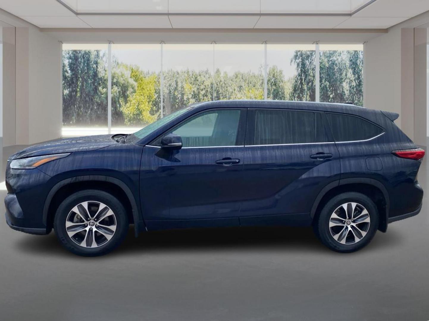 2021 BLUE TOYOTA HIGHLANDER XLE (5TDGZRBH4MS) with an 3.5L engine, Automatic transmission, located at 908 SE 14th Street, Des Moines, IA, 50317, (515) 281-0330, 41.580303, -93.597046 - Photo#5